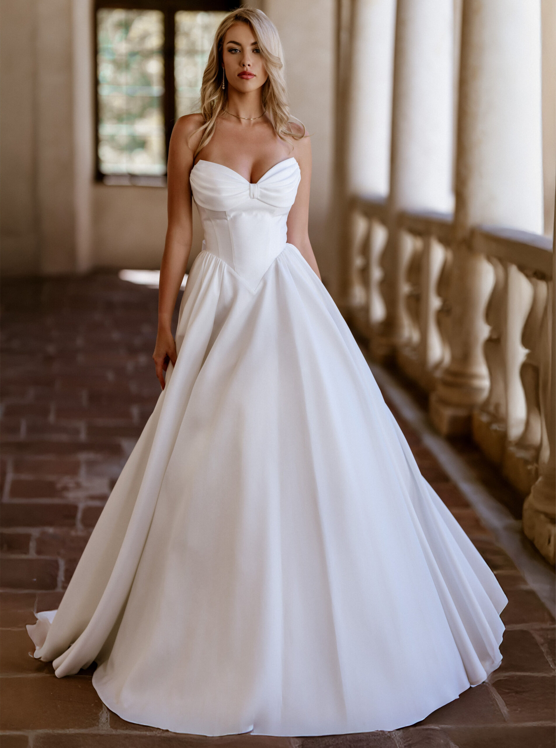 Florina face MS Moda robe de mariée princesse mokado satin bustier noeud pointe traîne magasin de robes de mariée Paris Annecy Nogent sur Marne