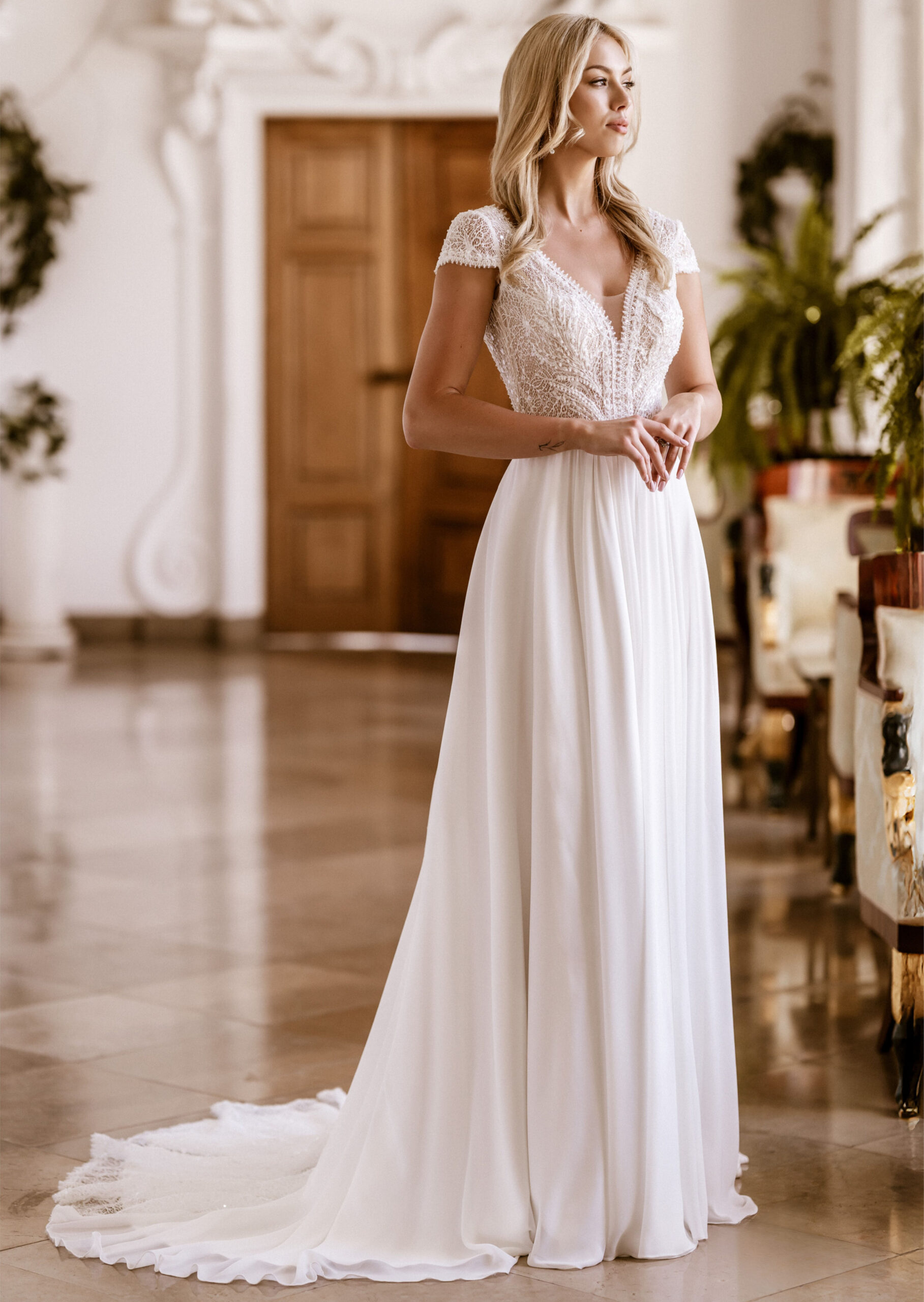 Franceska face MS Moda robe de mariée fluide décolleté V manchettes dentelle traîne boutique de robe de mariée Paris