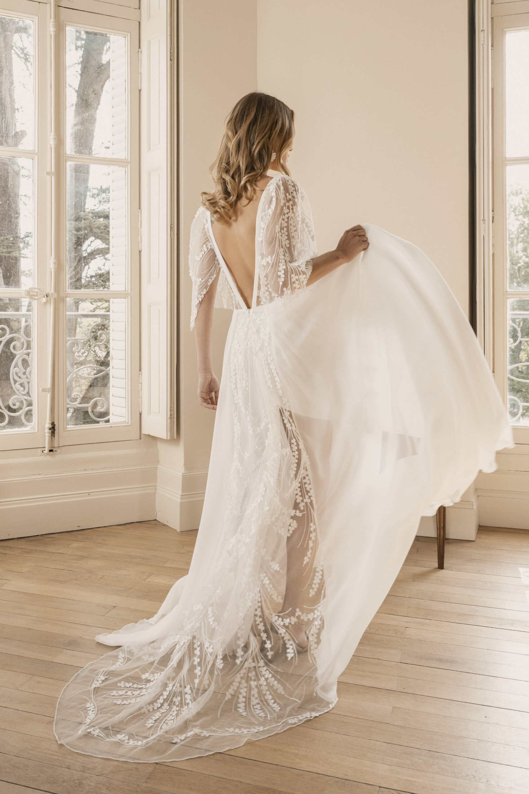 Hanae dos Elsa Gary robe de mariée fluide simple épurée mousseline décolleté V devant dos jupe fendue traîne boutique de robes de mariée Annecy