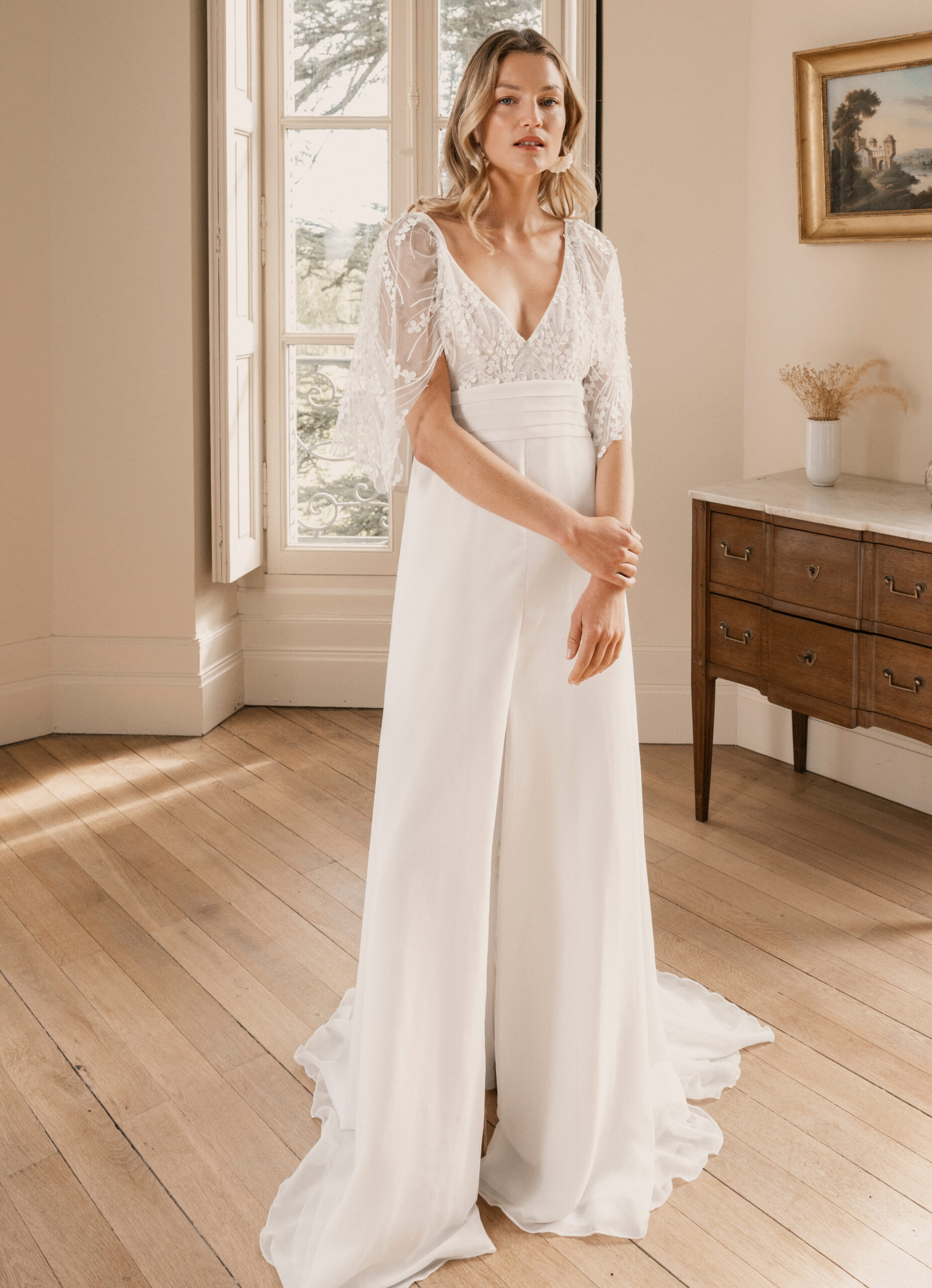 Hanae face Elsa Gary robe de mariée fluide simple épurée mousseline décolleté V devant dos jupe fendue traîne boutique de robes de mariée Annecy