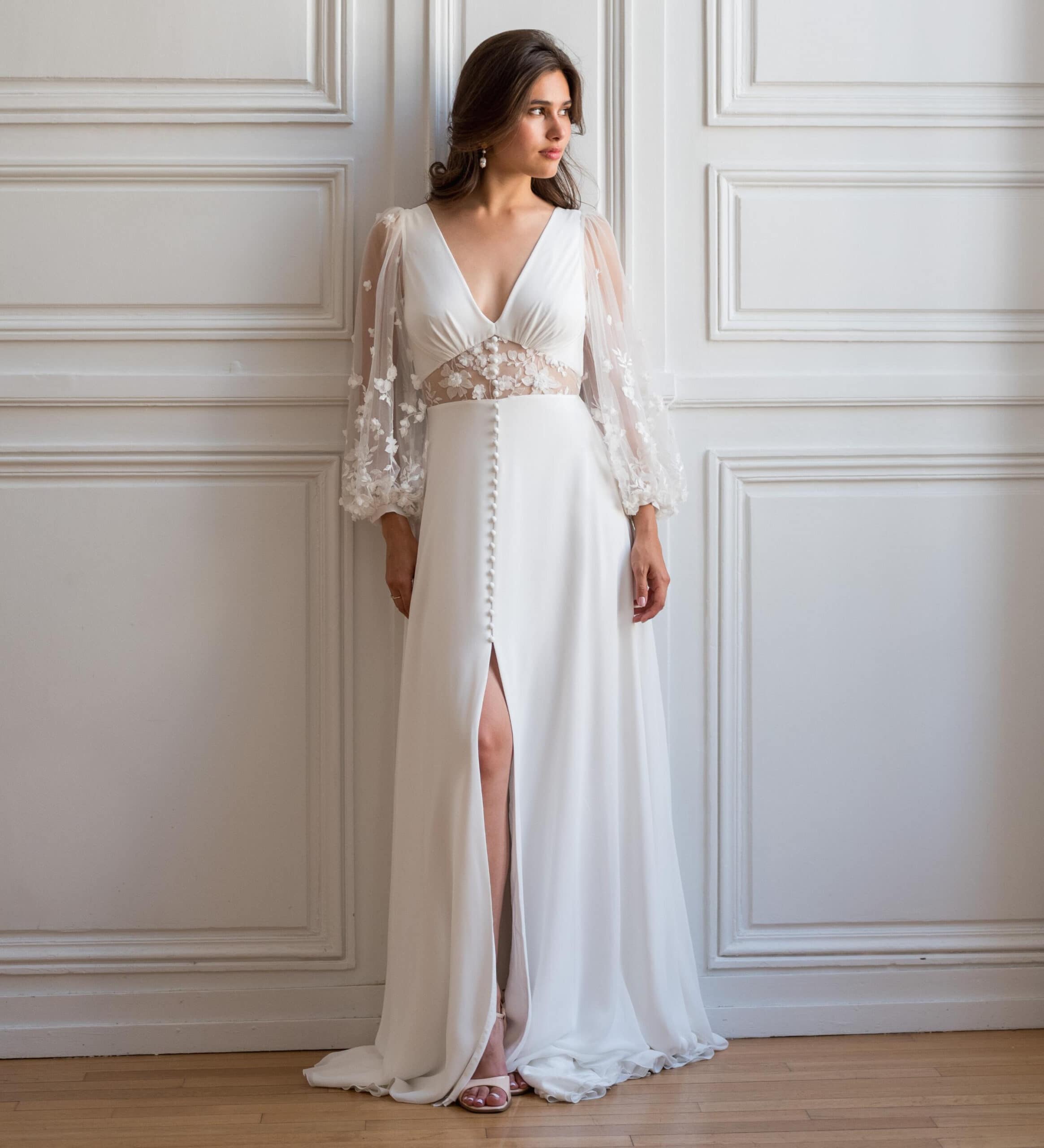 Helia face Lambert Créations robe de mariée fluide mousseline simple bohême décolleté V manches bouffantes dentelle jupe fendue traîne dos nu boutique de robes de mariée Paris