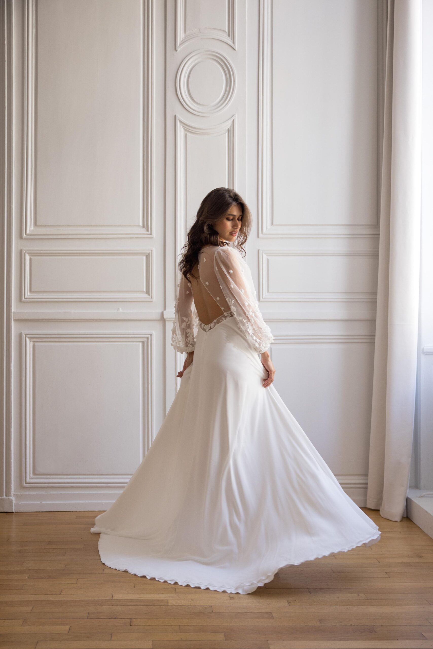 Helia profil Lambert Créations robe de mariée fluide mousseline simple bohême décolleté V manches bouffantes dentelle jupe fendue traîne dos nu boutique de robes de mariée Paris