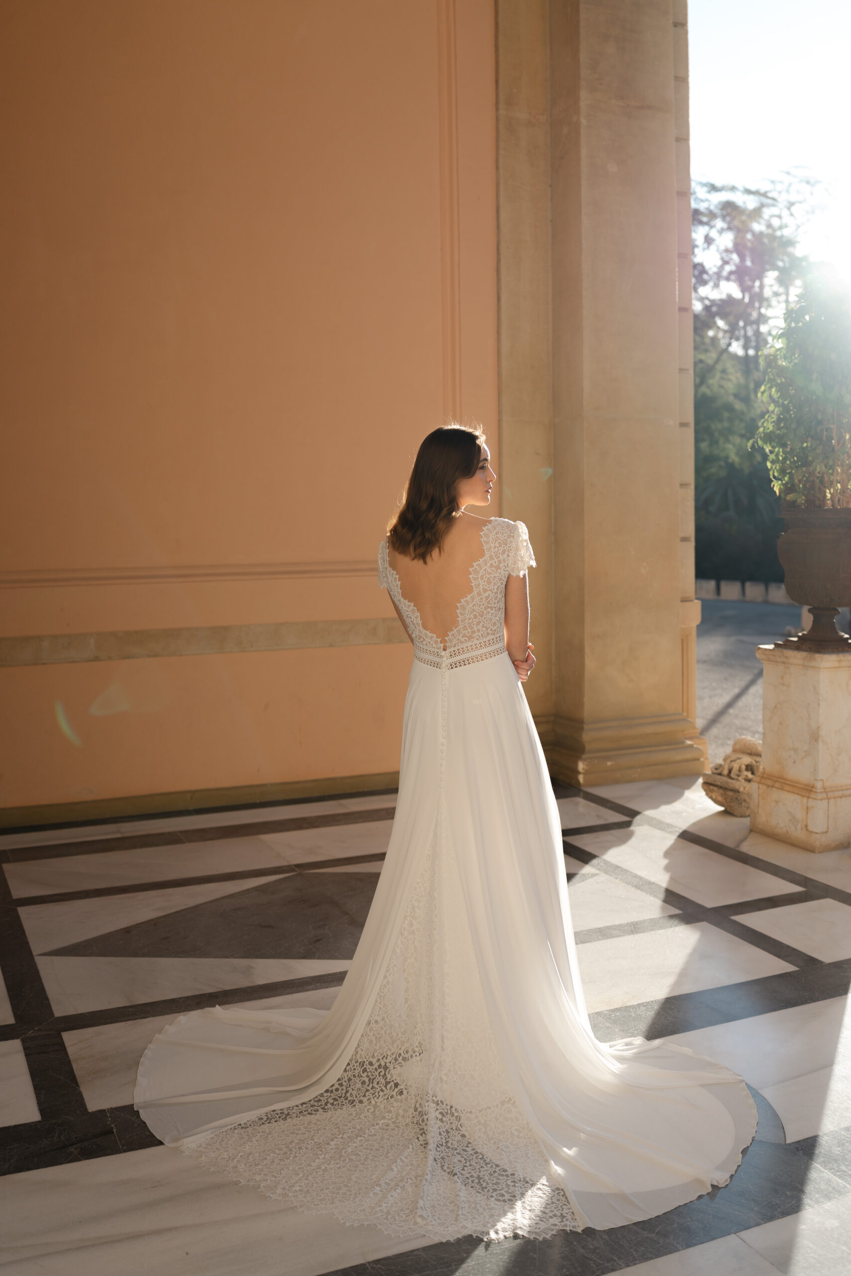 Honey bee dos Marylise robe de mariée fluide a-line trapèze top décolleté V dentelle dos décolleté V manches courtes dentelle traîne boutique de robes de mariée Paris