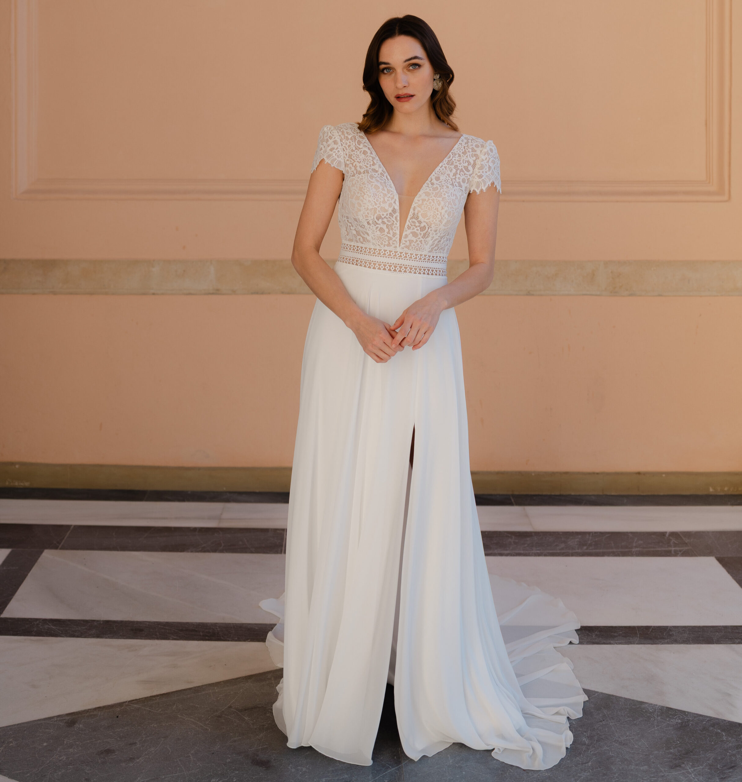 Honey bee face Marylise robe de mariée fluide a-line trapèze top décolleté V dentelle dos décolleté V manches courtes dentelle traîne boutique de robes de mariée Paris