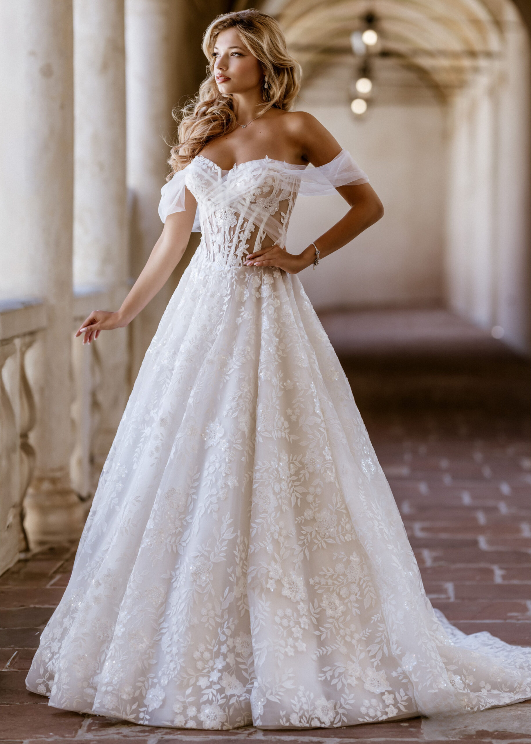Ilaria face MS Moda robe de mariée princesse bustier coeur dentelle tulle manchettes traîne boutique de robes de mariée Annecy
