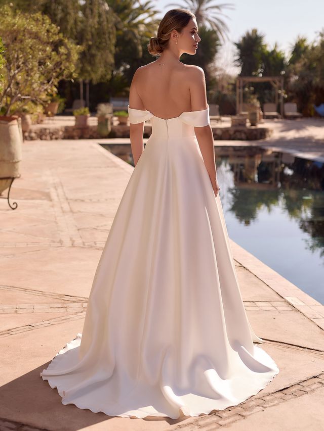 Ingrid dos Bianco evento robe de mariée A-line trapèze mikado satin bustier vague manchettes petite traîne romantique boutique de robes de mariée Annecy