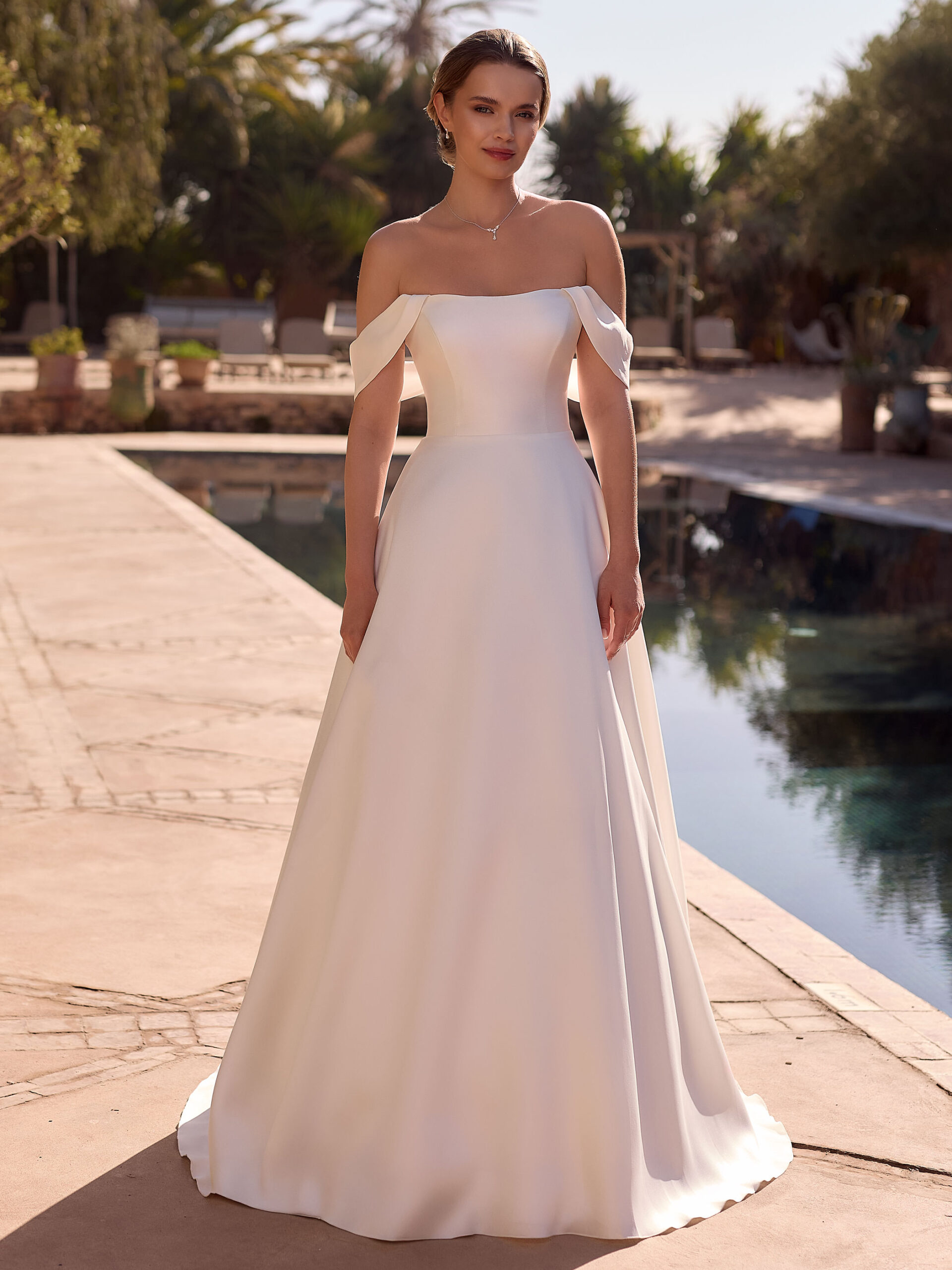 Ingrid face Bianco evento robe de mariée A-line trapèze mikado satin bustier vague manchettes petite traîne romantique boutique de robes de mariée Annecy