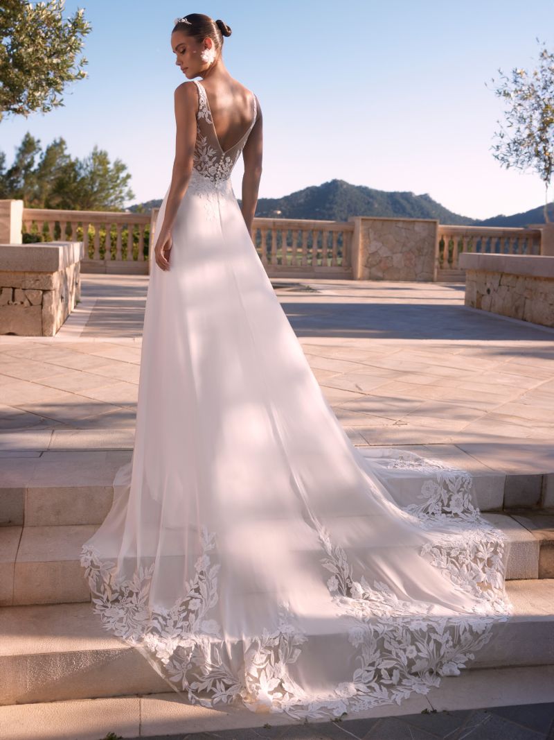 Ione dos Bianco evento robe de mariée fluide romantique simple top dentelle décoletté V devant dos traîne boutique de robes de mariée Annecy
