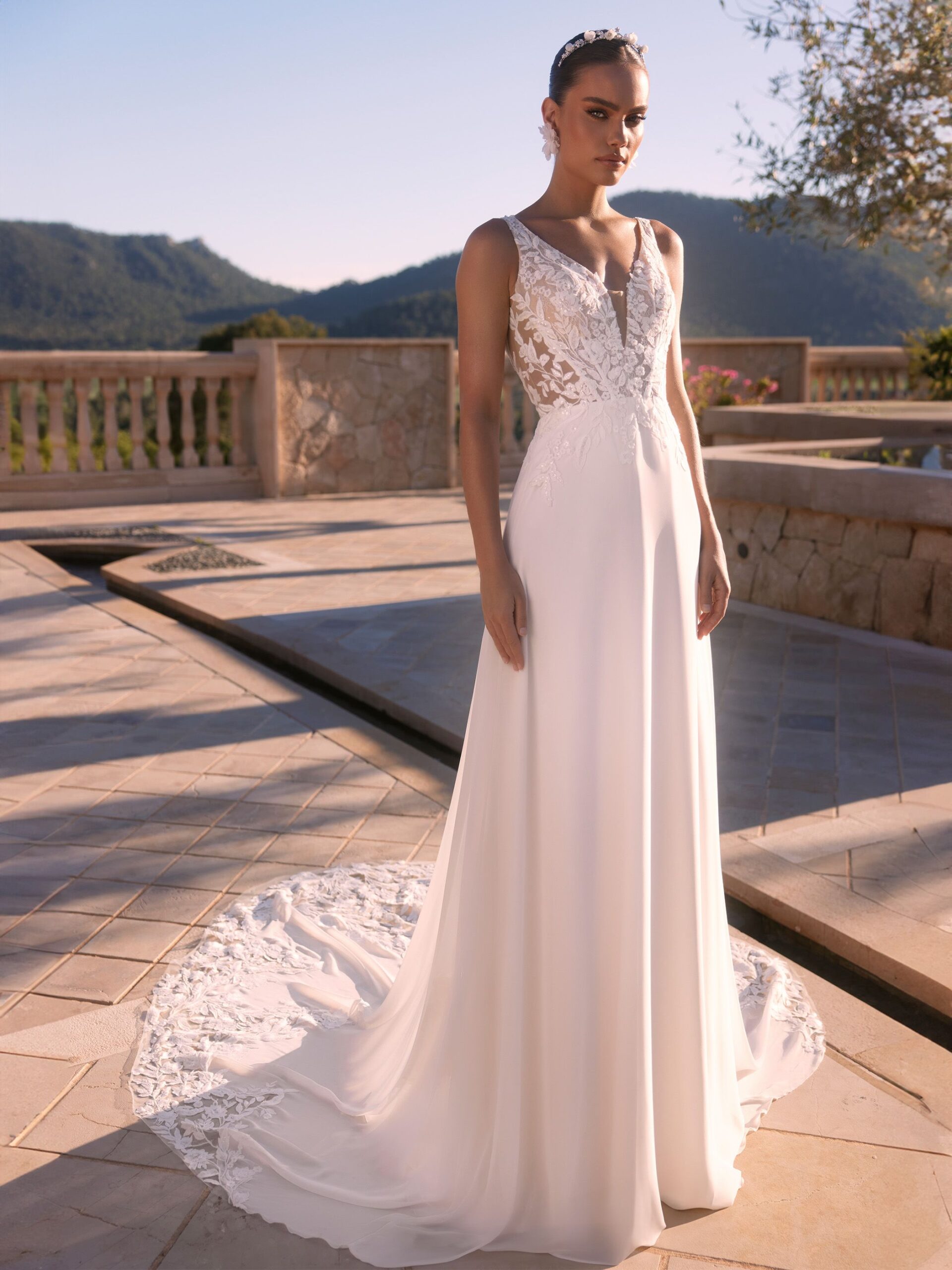 Ione face Bianco evento robe de mariée fluide romantique simple top dentelle décoletté V devant dos traîne boutique de robes de mariée Annecy