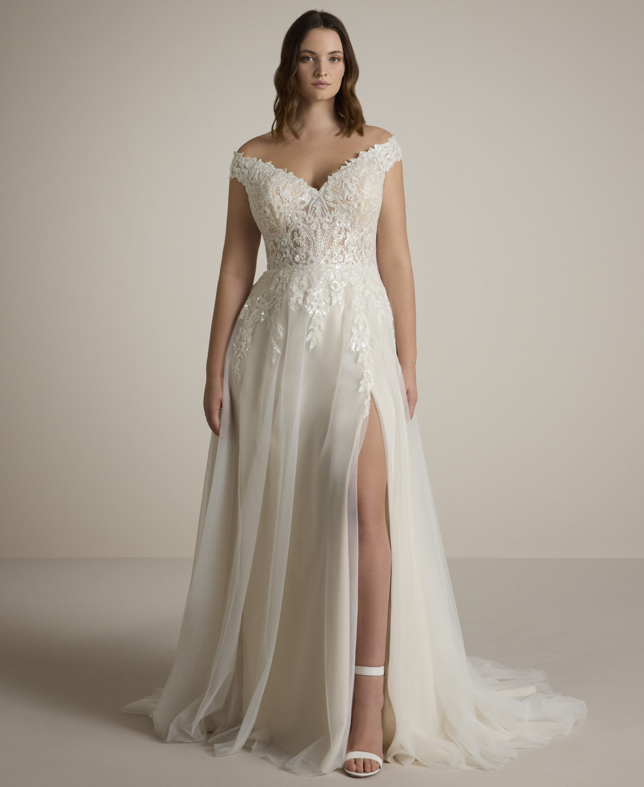 Josephina face Ladybird robe de mariée A-line trapèze top dentelle v décolleté bateau devant dos jupe tulle petite traîne boutique de robes de mariée Annecy