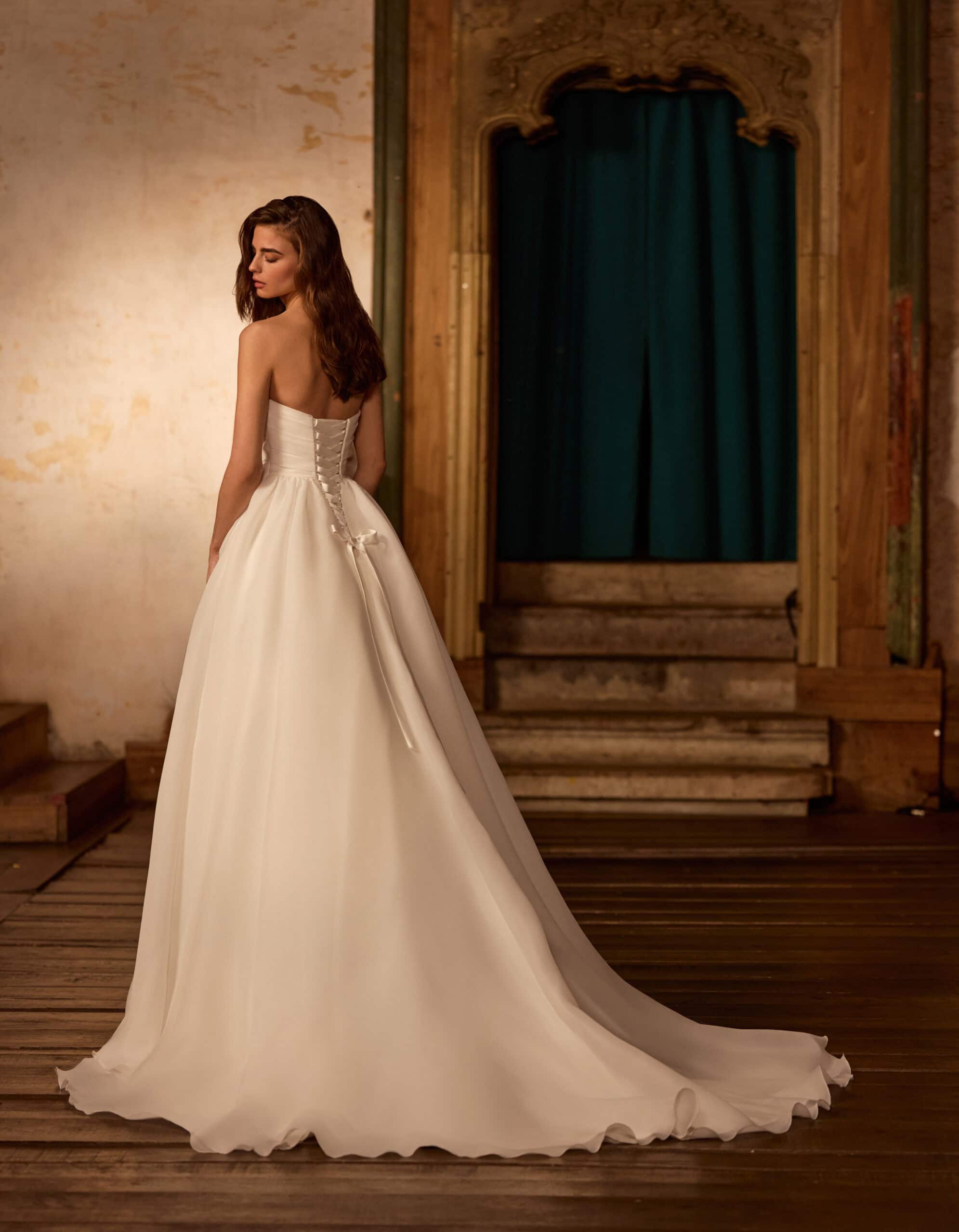 Katoucha dos Alberto Palatchi robe de mariée princesse drapée organza boutique de robes de mariée annecy