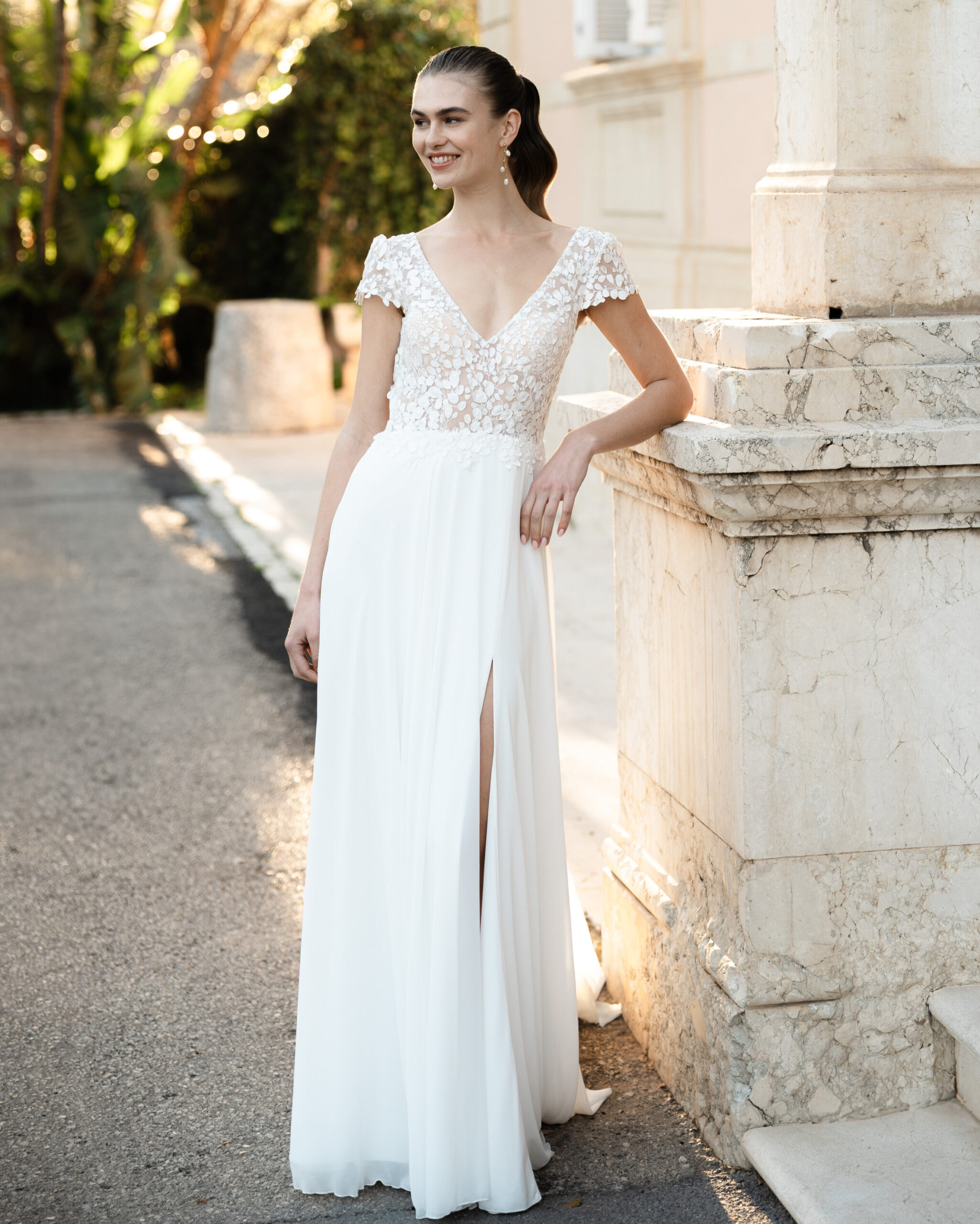 Kiss from a Rose 1 face 2 Marylise robe de mariée fluide simple mousseline top dentelle décolleté V manches courtes dentelle dos V jupe fendue traîne boutique de robes de mariée Paris