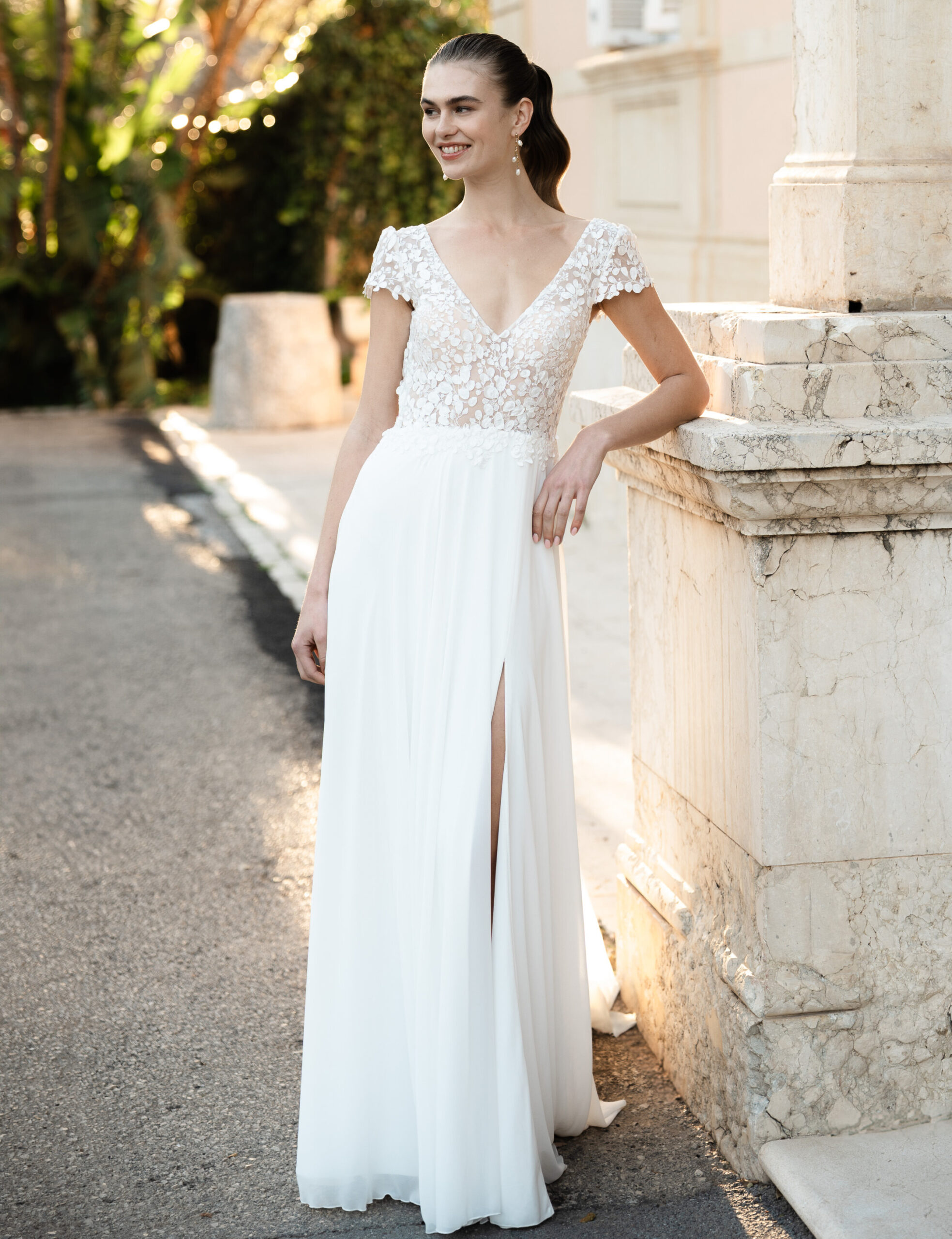 Kiss from a Rose face Marylise robe de mariée fluide simple mousseline top dentelle décolleté V manches courtes dentelle dos V jupe fendue traîne boutique de robes de mariée Paris