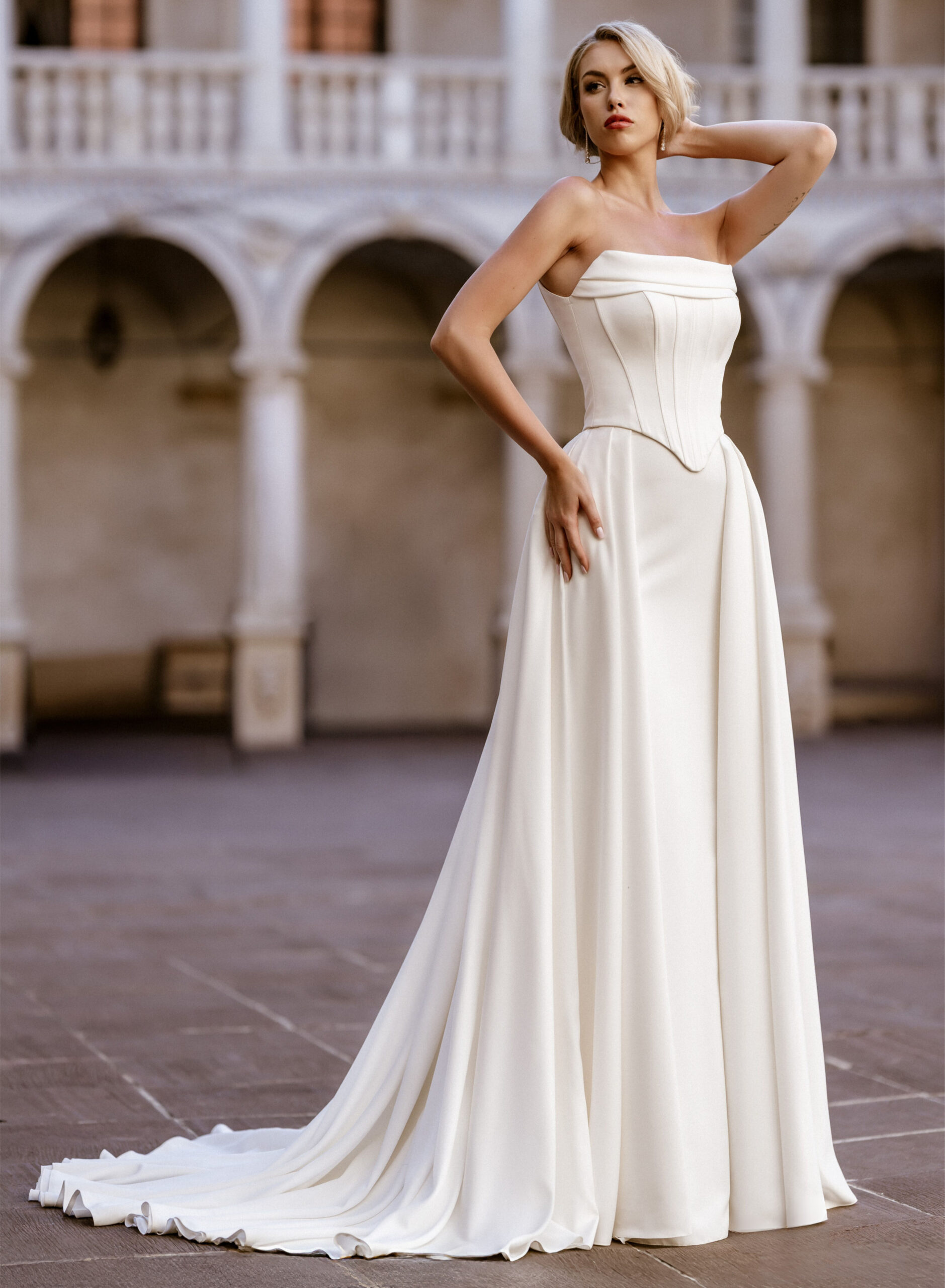 Lavinia face MS Moda robe de mariée jupe bustier droit drapé sur jupe crêpe boutique de robes de mariée Paris