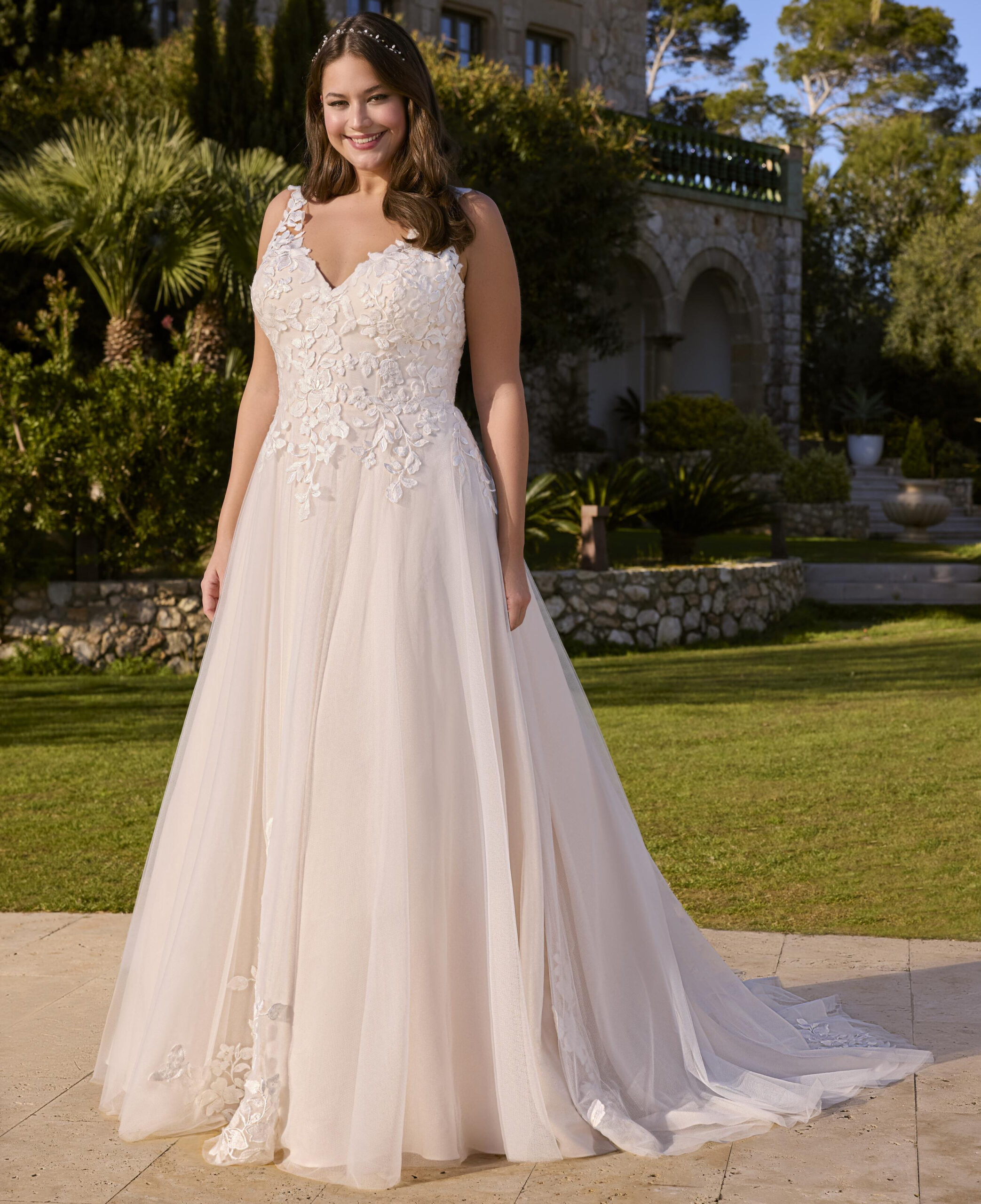 Liriope face Ladybird robe de mariée princesse tulle dentelle décolleté V bretelles dentelle traîne boutique de robes de mariée Annecy