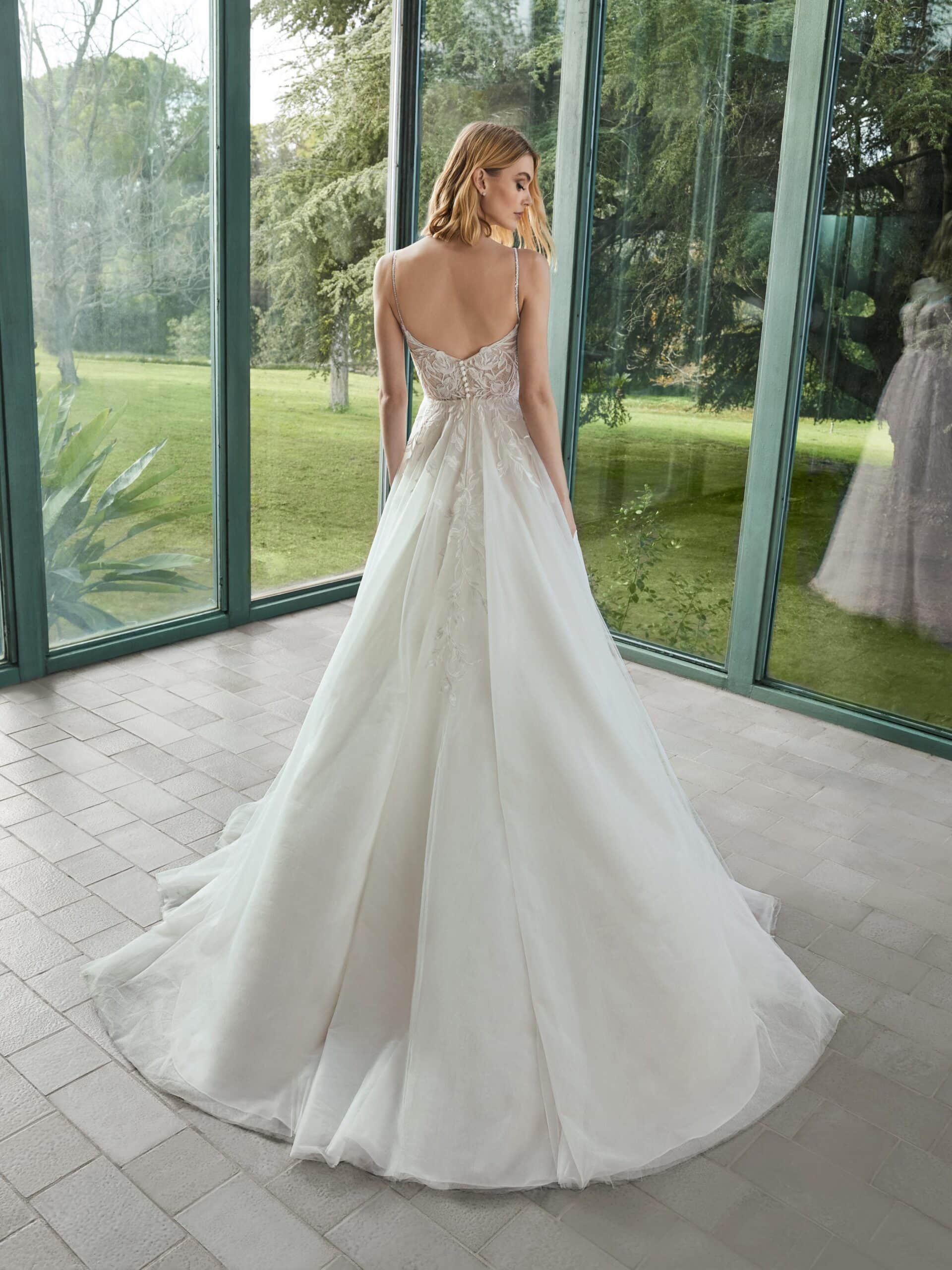 Lleane-dos-Pronovias-robe-de-mariee-princesse-A-line-trapeze-tulle-dentelle-bustier-vague-bretelles-fines-traine-boutique-de-robes-de-mariee-Paris