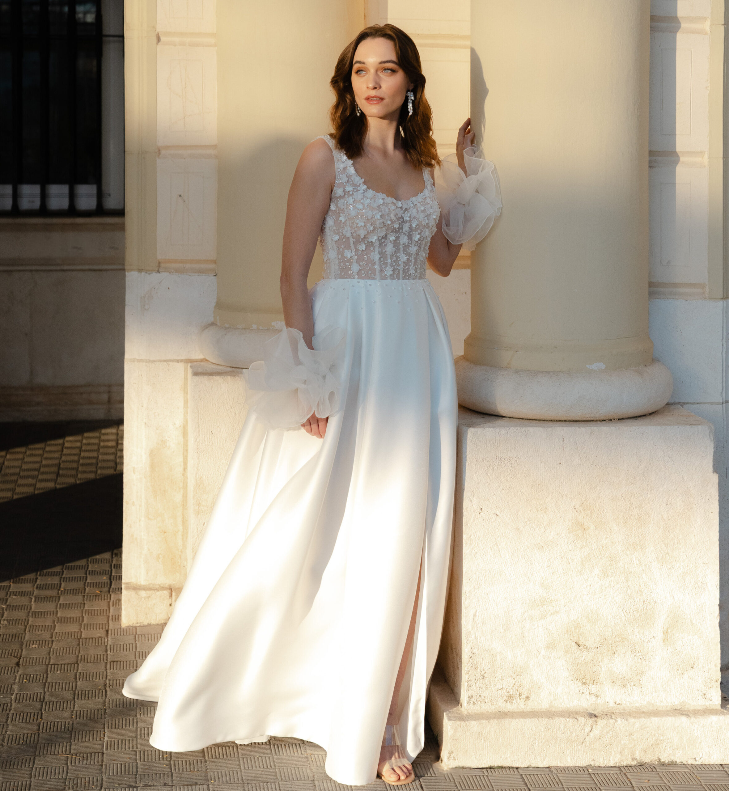 Love on top 1 face 2 Marylise robe de mariée A-line princesse top décolleté arrondi dentelle brillante dos décolleté arrondi boutons traîne boutique de robes de mariée Paris
