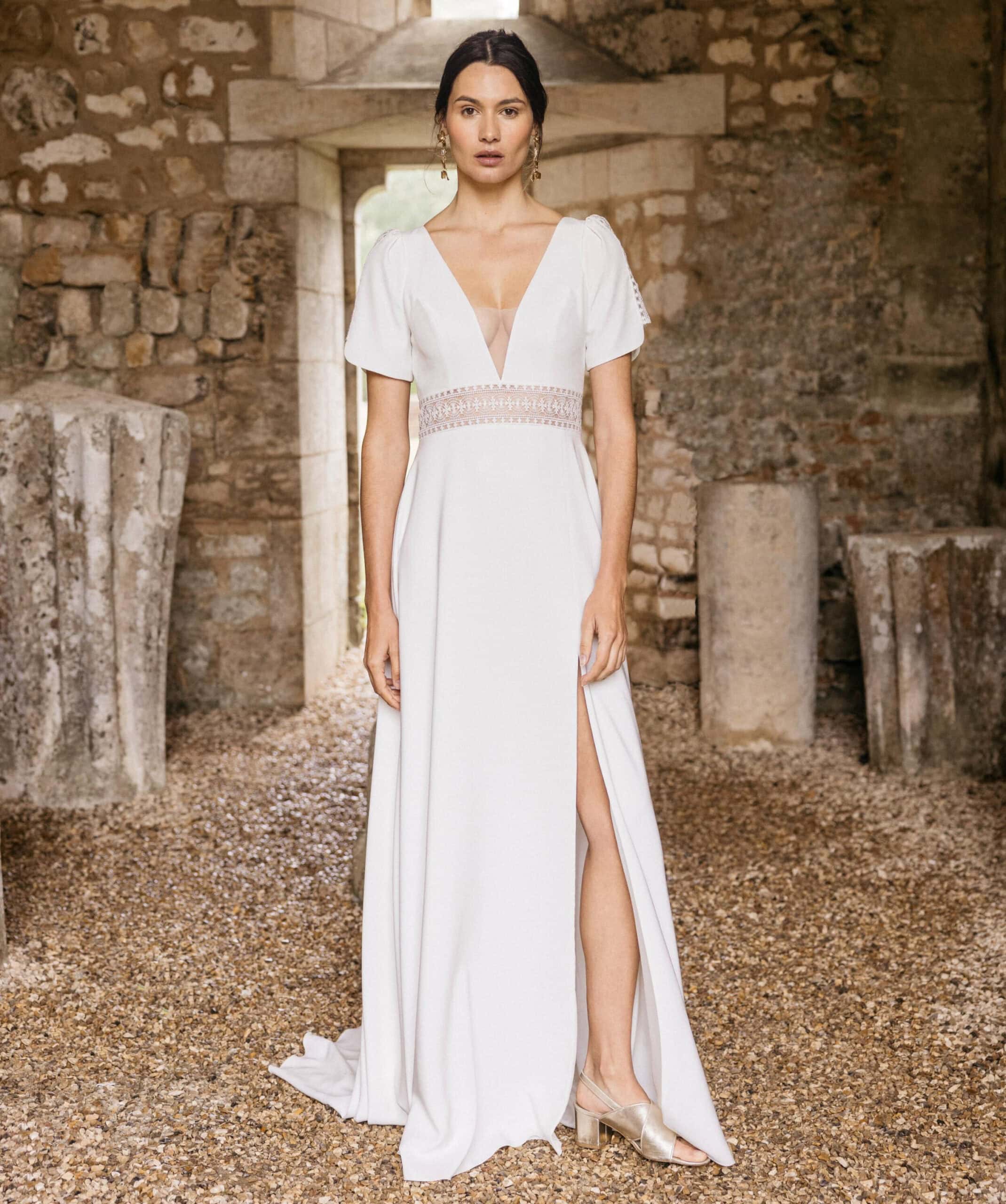 Lys face Lambert créations robe de mariée fluide bohême simple top décolleté V manches courtes jupe fendue ceinture dentelle magasin de robes de mariée Annecy
