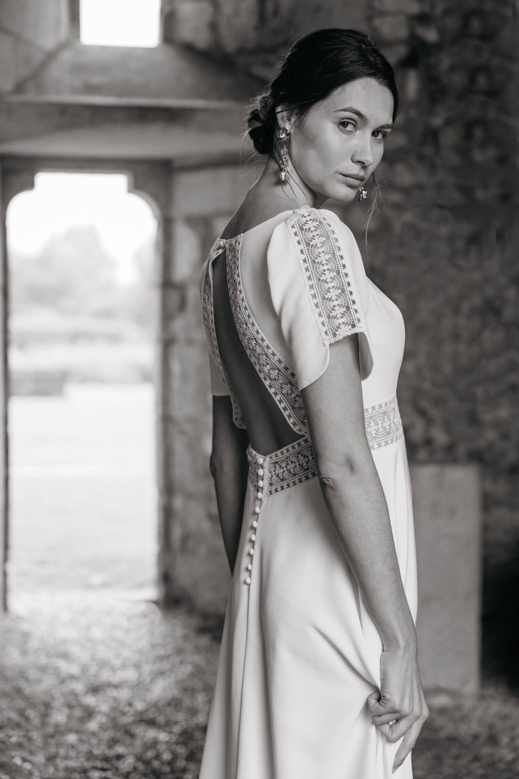 Lys zoom profil Lambert créations robe de mariée fluide bohême simple top décolleté V manches courtes jupe fendue ceinture dentelle magasin de robes de mariée Annecy
