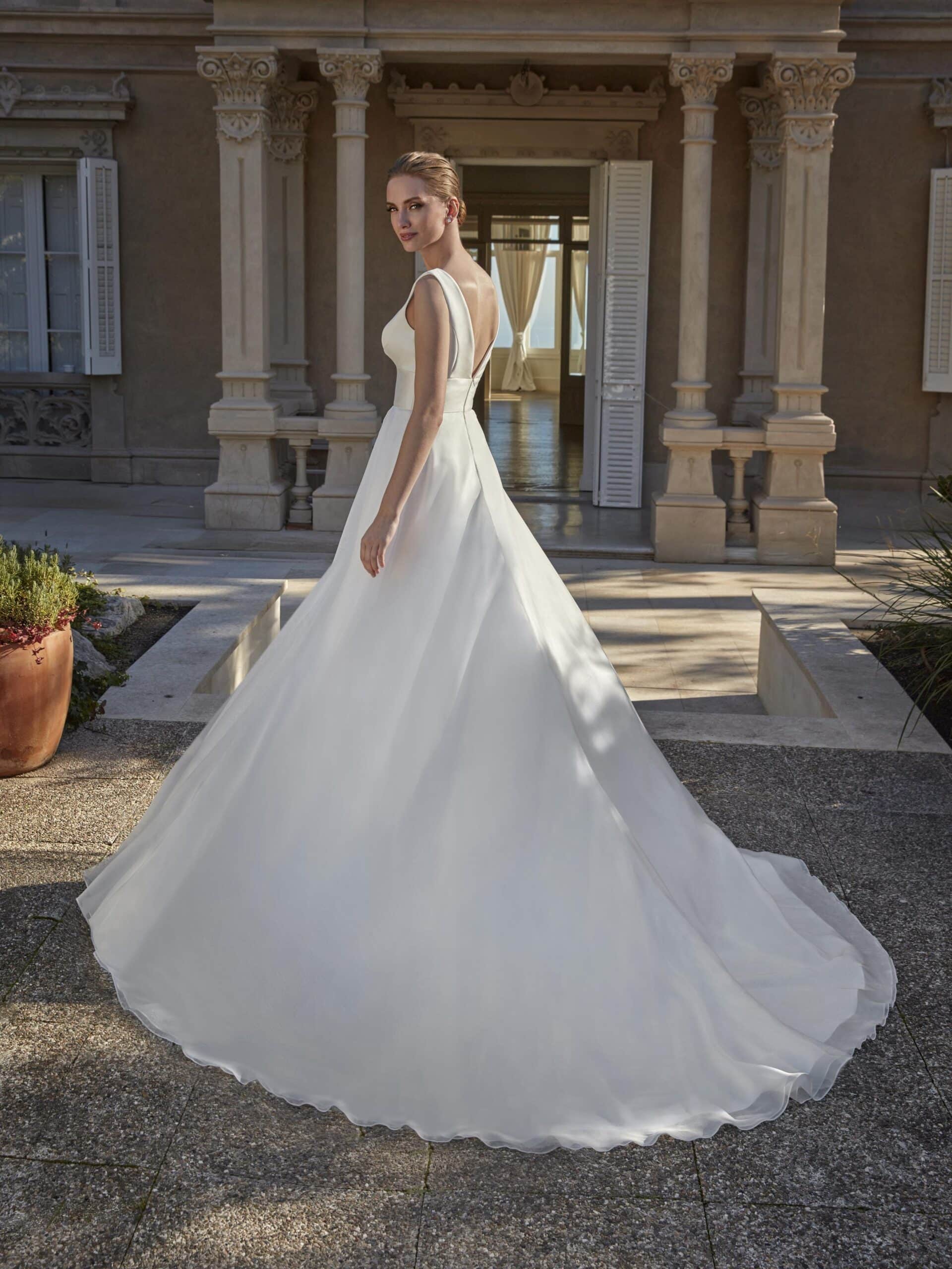 Madilyn dos San Patrick robe de mariée trapèze A-line jupe fendue top satin décolleté V traîne boutique de robes de mariée Paris