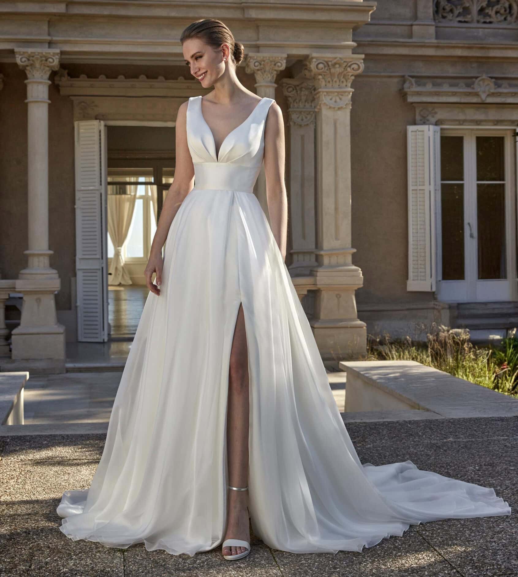 Madilyn face San Patrick robe de mariée trapèze A-line jupe fendue top satin décolleté V traîne boutique de robes de mariée Paris