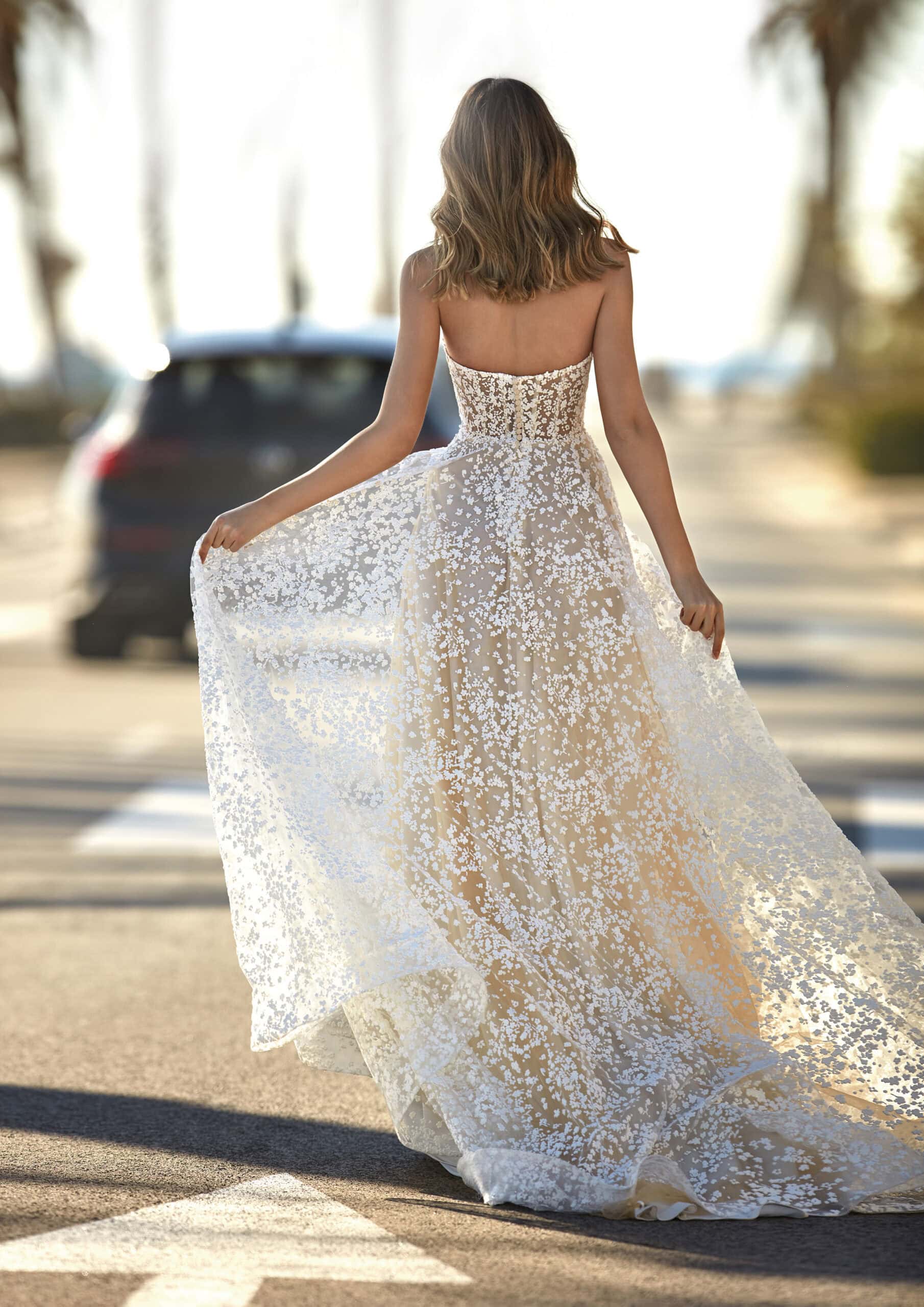 Mindy dos San Patrick robe de mariée A-line trapèze dentelle florale décolleté coeur profond traîne boutique de robes de mariée Paris