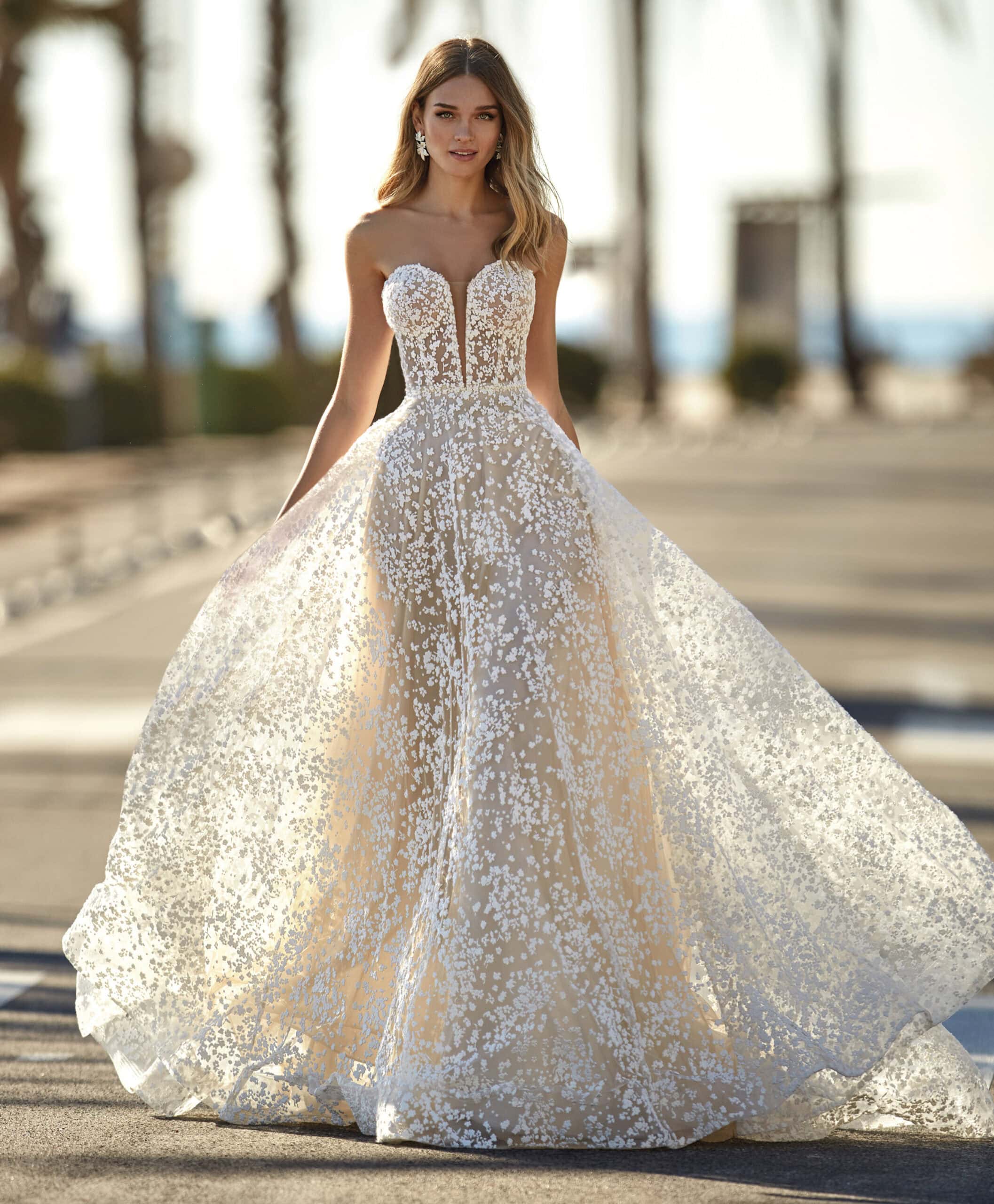 Mindy face San Patrick robe de mariée A-line trapèze dentelle florale décolleté coeur profond traîne boutique de robes de mariée Paris
