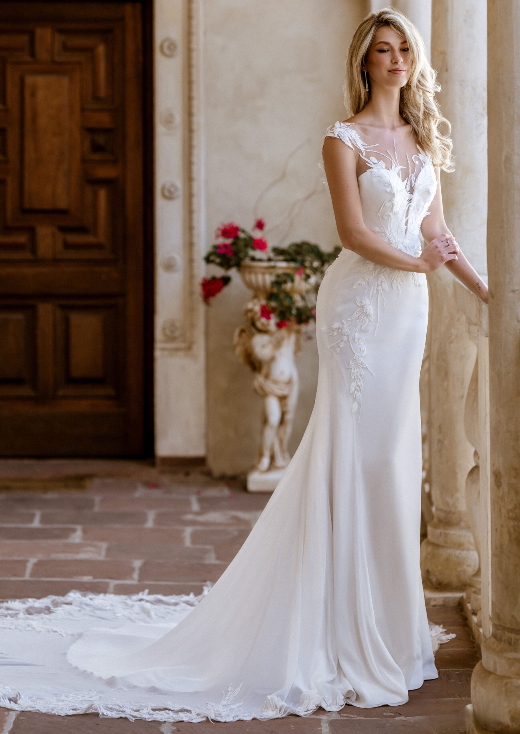 Mirella face MS Moda robe de mariée sirène crêpe fluide bustier profond voile de tulle dentelle traîne magasin de robes de mariée Paris boutique de robes de mariée Annecy
