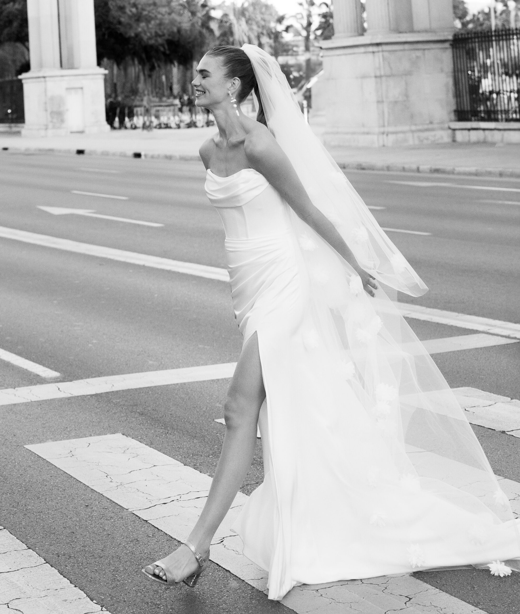 My heart will go on 1 profil Marylise robe de mariée A-line fluide trapèze simple bustier vague drapé jupe fendue boutique de robes de mariée Paris