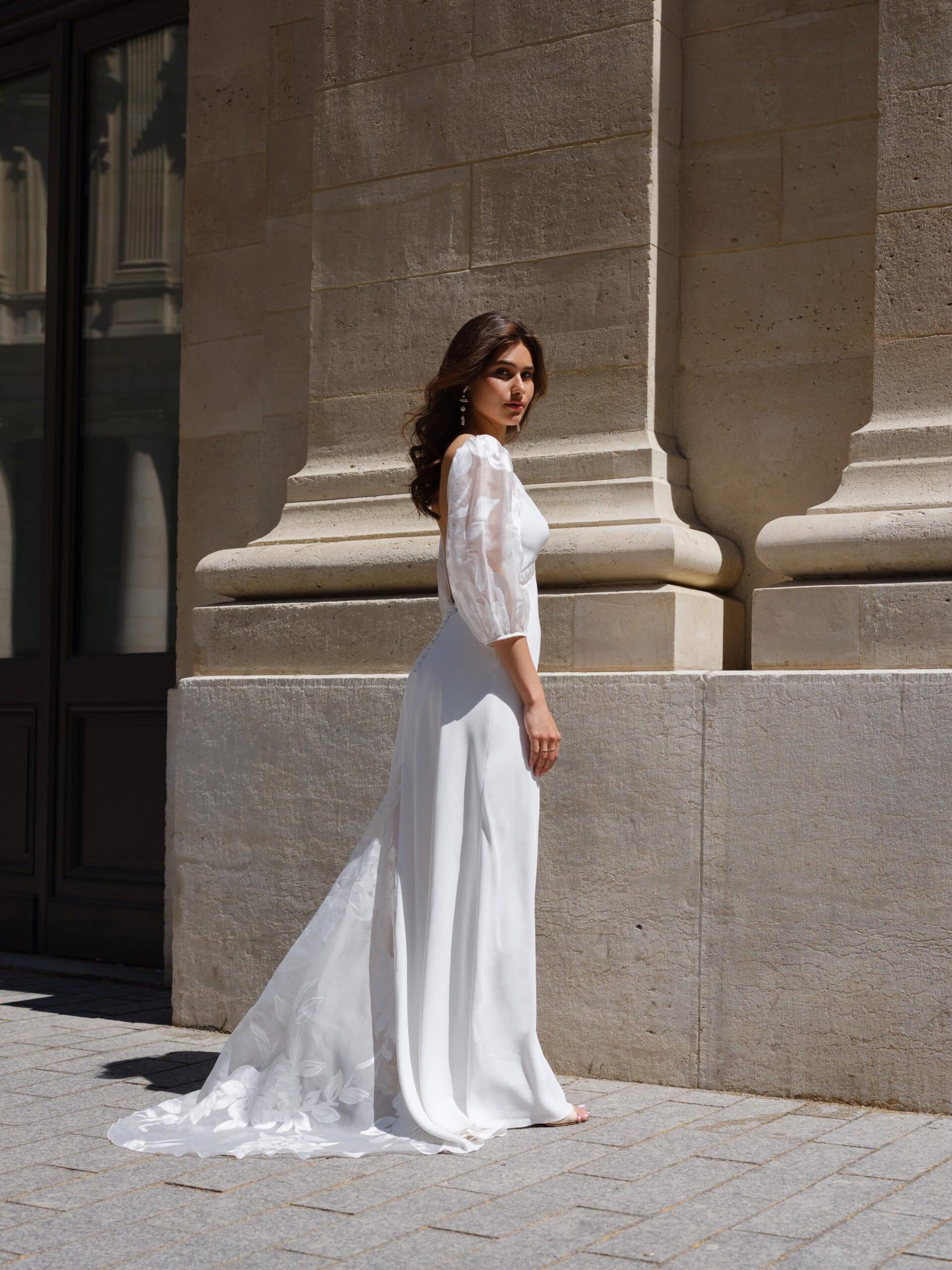Naomi profil 2 Lambert Créations robe de mariée fluide bohême simple décolleté V manches bouffantes 3:4 dos nu boutique de robes de mariée Paris magasin de robes de mariée Annecy
