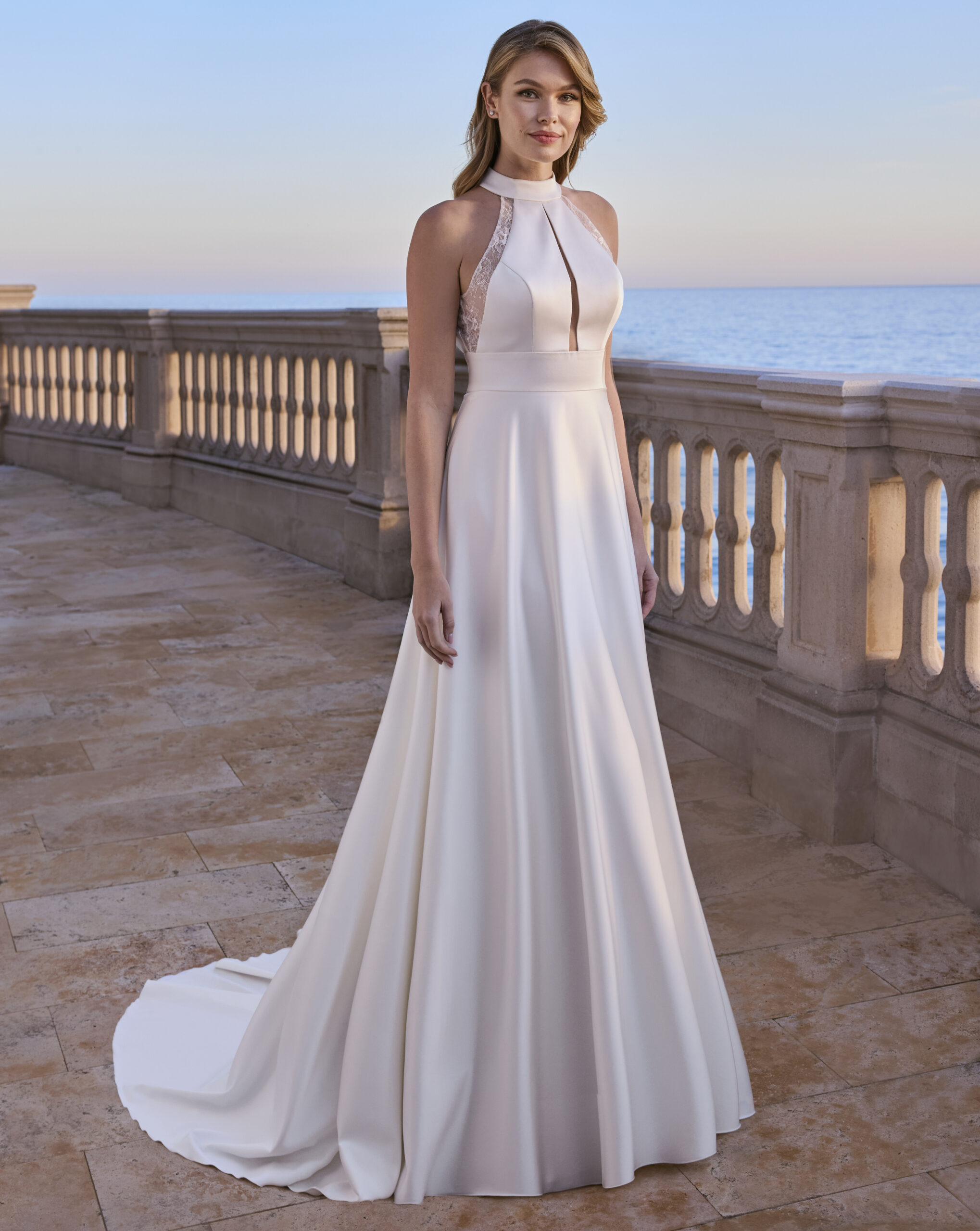 OLEANDER face Ladybird robe de mariée A-line fluide satin ceinture taille haute emmanchure américaine traîne boutique de robes de mariée Paris