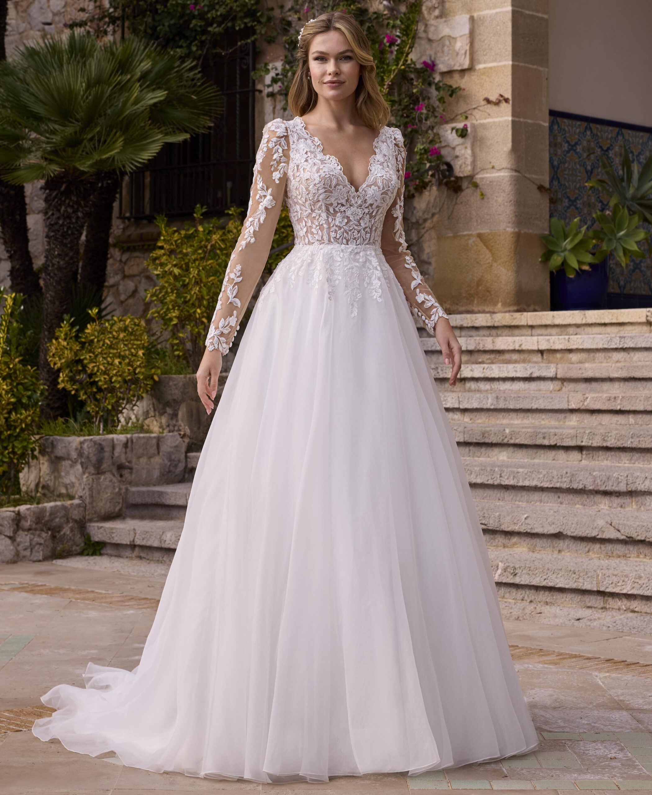 Opsis face Ladybird robe de mariée princesse tulle dentelle décolleté V devant dos petite traîne magasin de robes de mariée Annecy