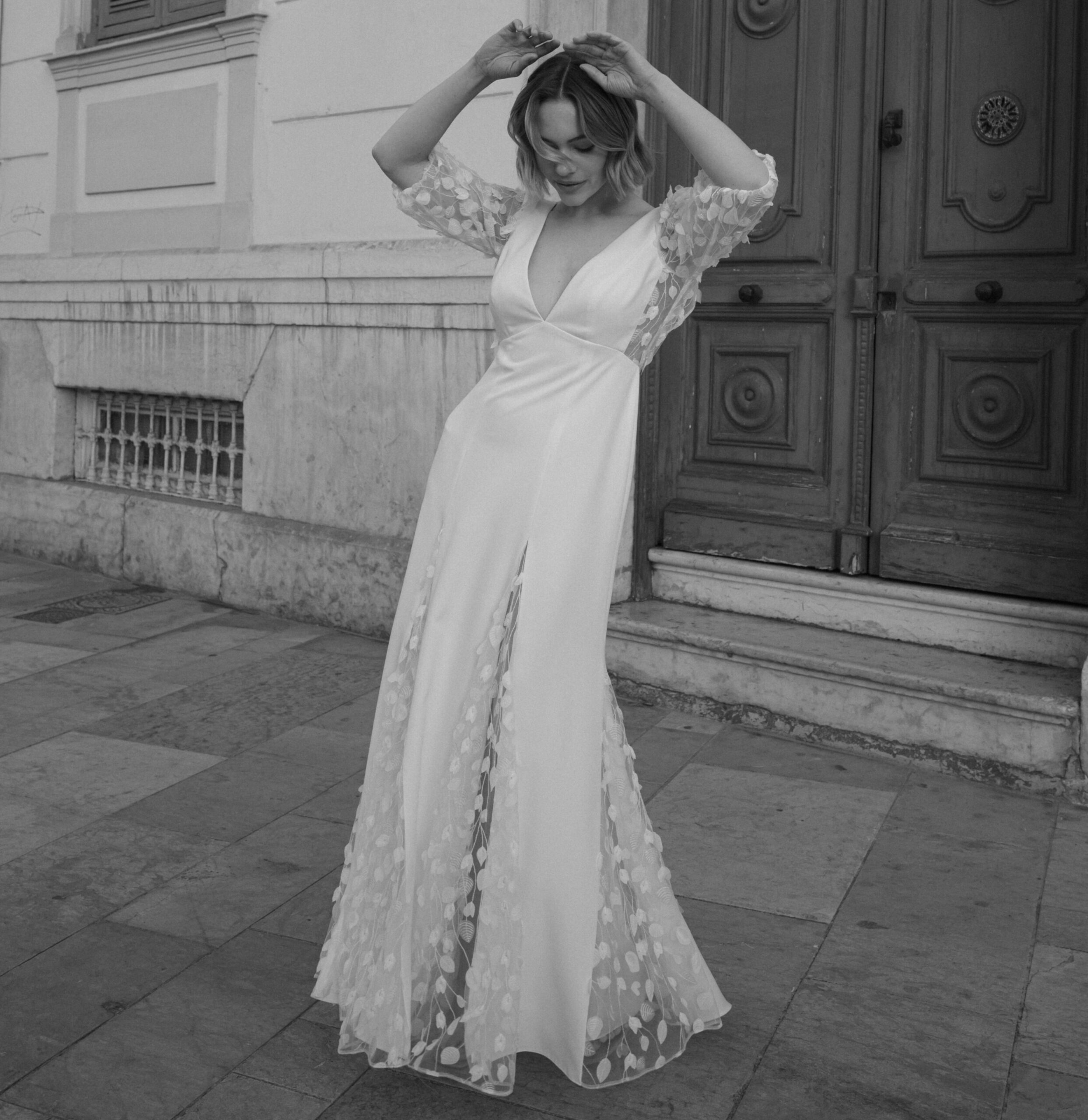 Pacific zoom face Rembo robe de mariée fluide simple épurée mousseline crêpe pans de dentelle décolleté V boutique de robes de mariée Paris