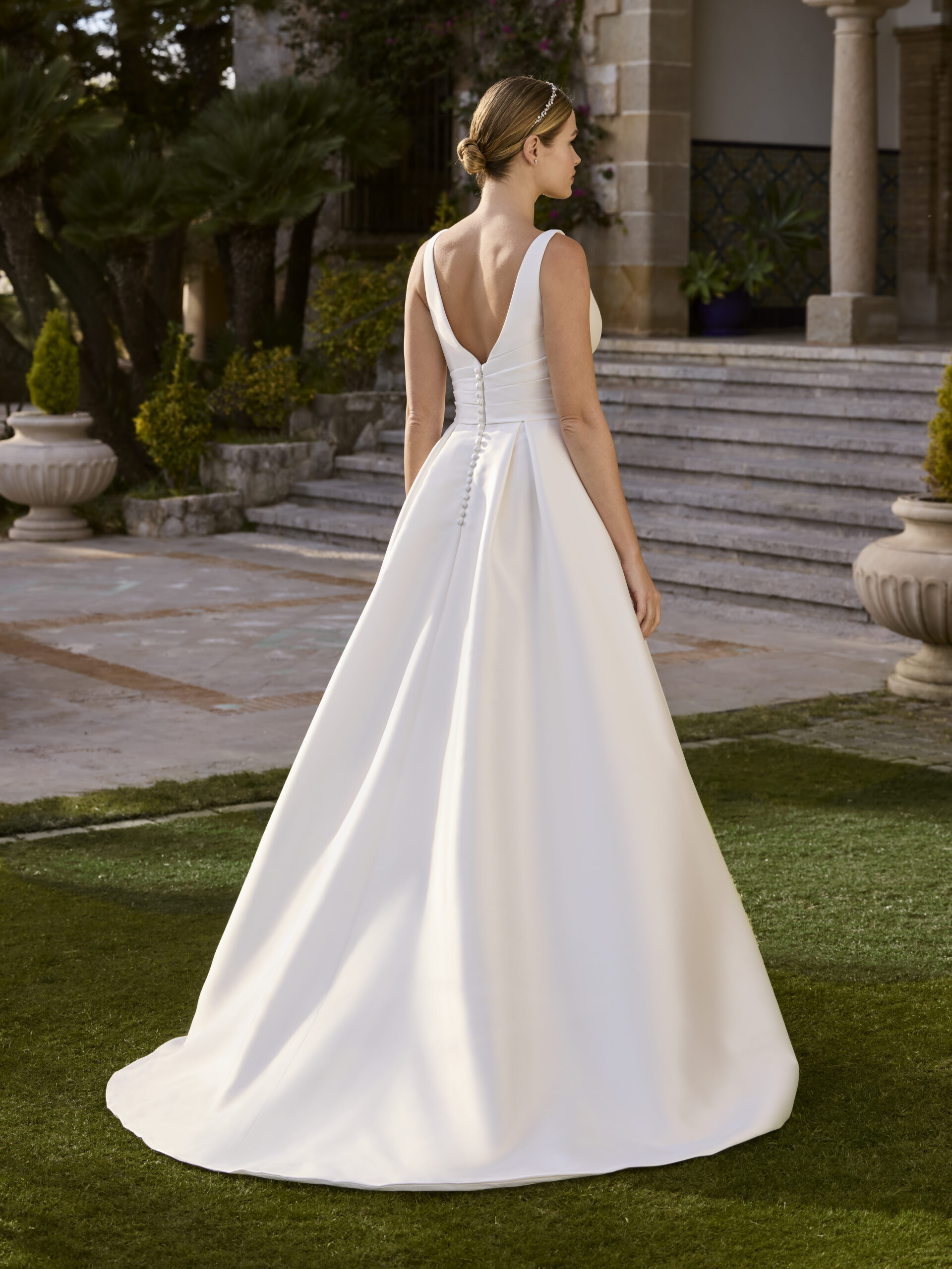 Passiflora face Ladybird robe de mariée princesse satin mikado ceinture drapée jupe à plis décolleté V traîne boutique de robes de mariée Paris