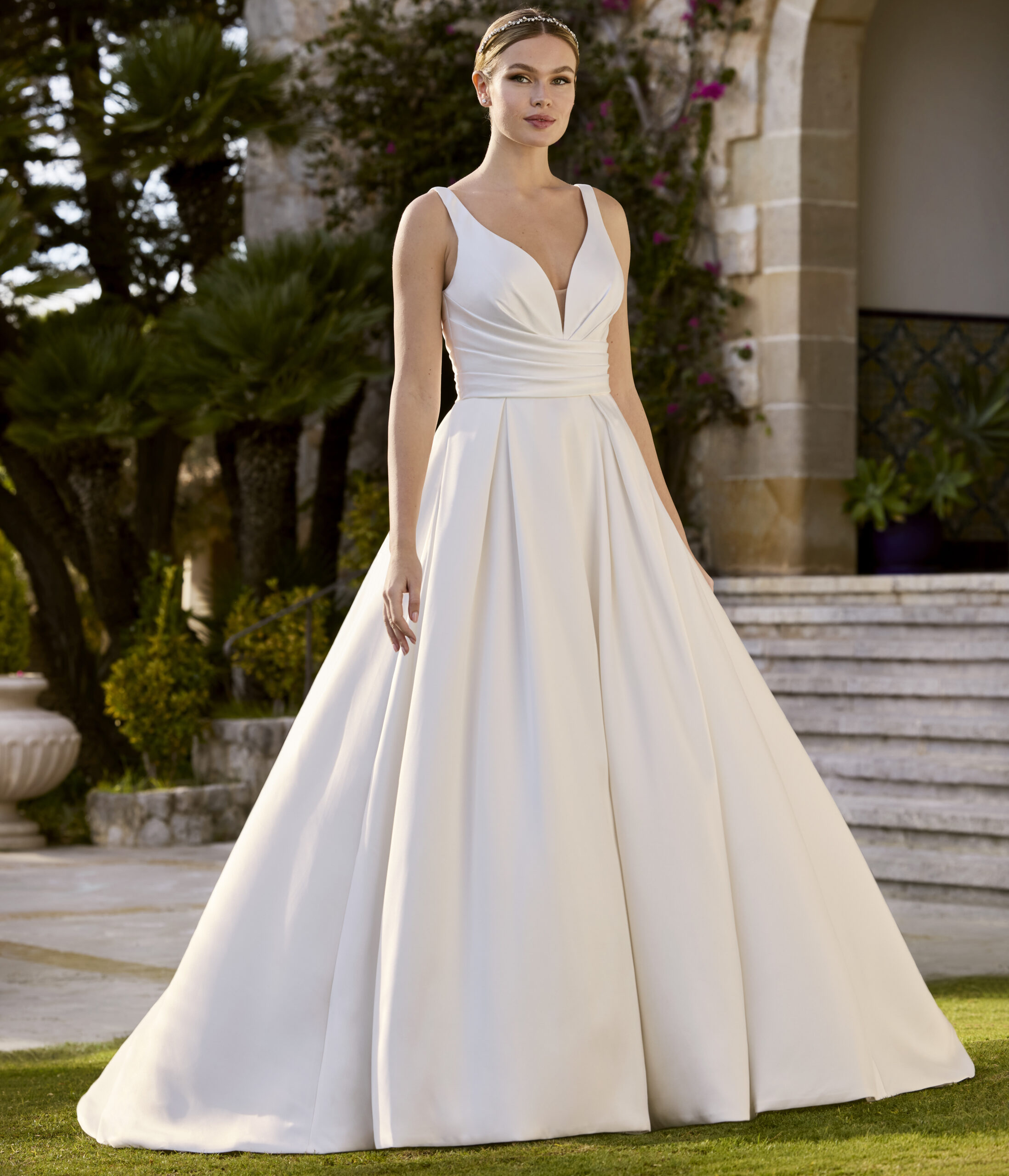 Passiflora face Ladybird robe de mariée princesse satin mikado ceinture drapée jupe à plis décolleté V traîne boutique de robes de mariée Paris