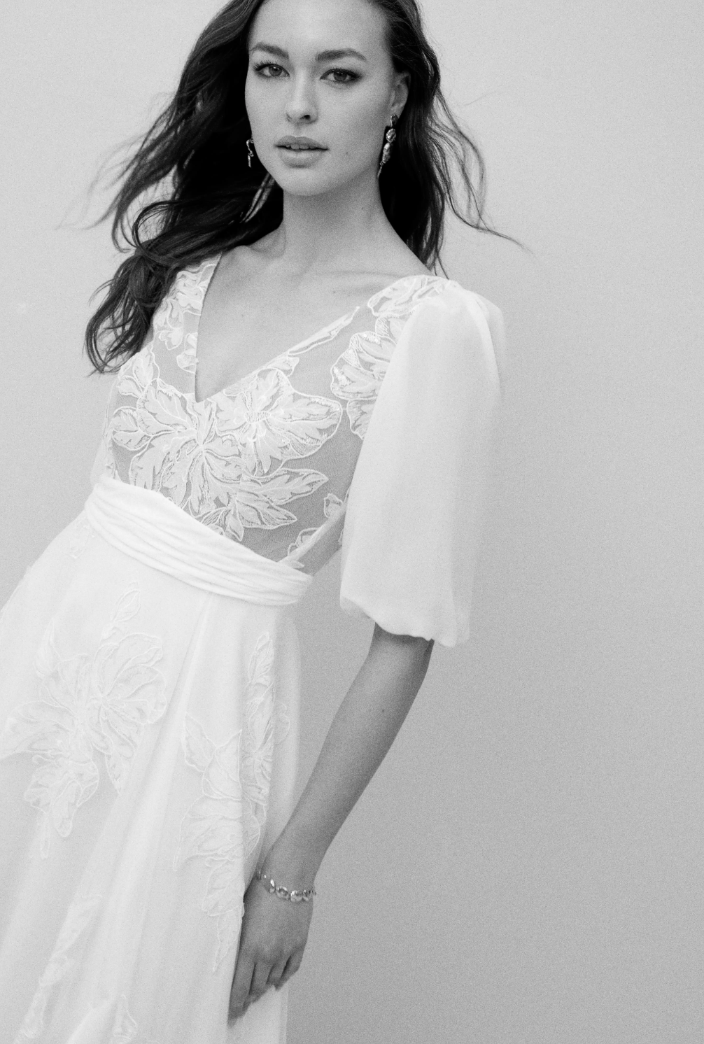 Patchouli1 zoom face Rembo robe de mariée fluide A-line dentelle décolleté V ceinture drapé mousseline jupe fendue boutique de robes de mariée Paris