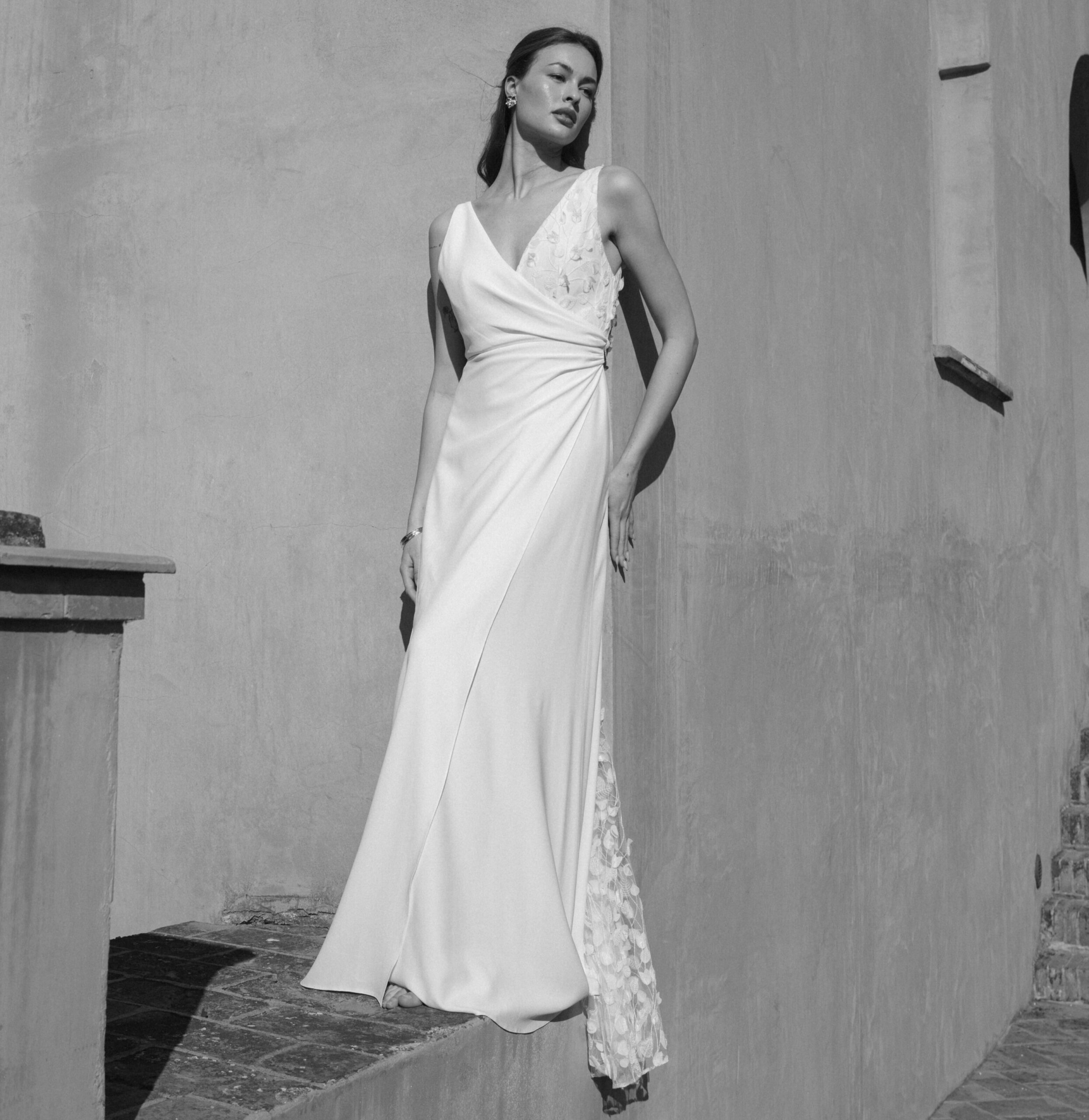 Plume face Rembo robe de mariée fluide simple mousseline crêpe décolleté cache coeur dentelle boutique de robes de mariée Paris
