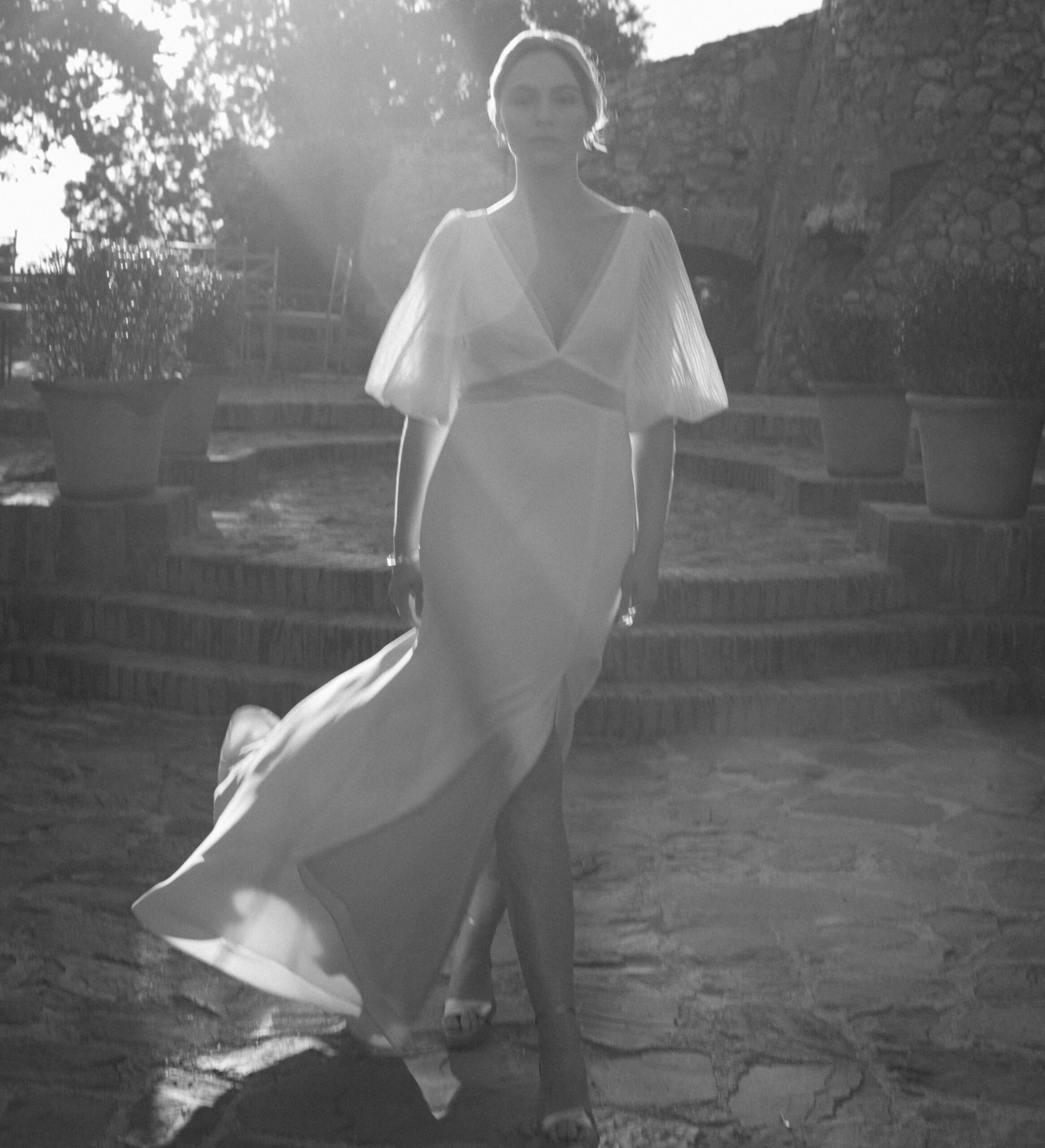 Poderosa face Rembo robe de mariée fluide simple mousseline crêpe bohême contemporaine décolleté V manches bouffantes boutiques de robes de mariée Paris