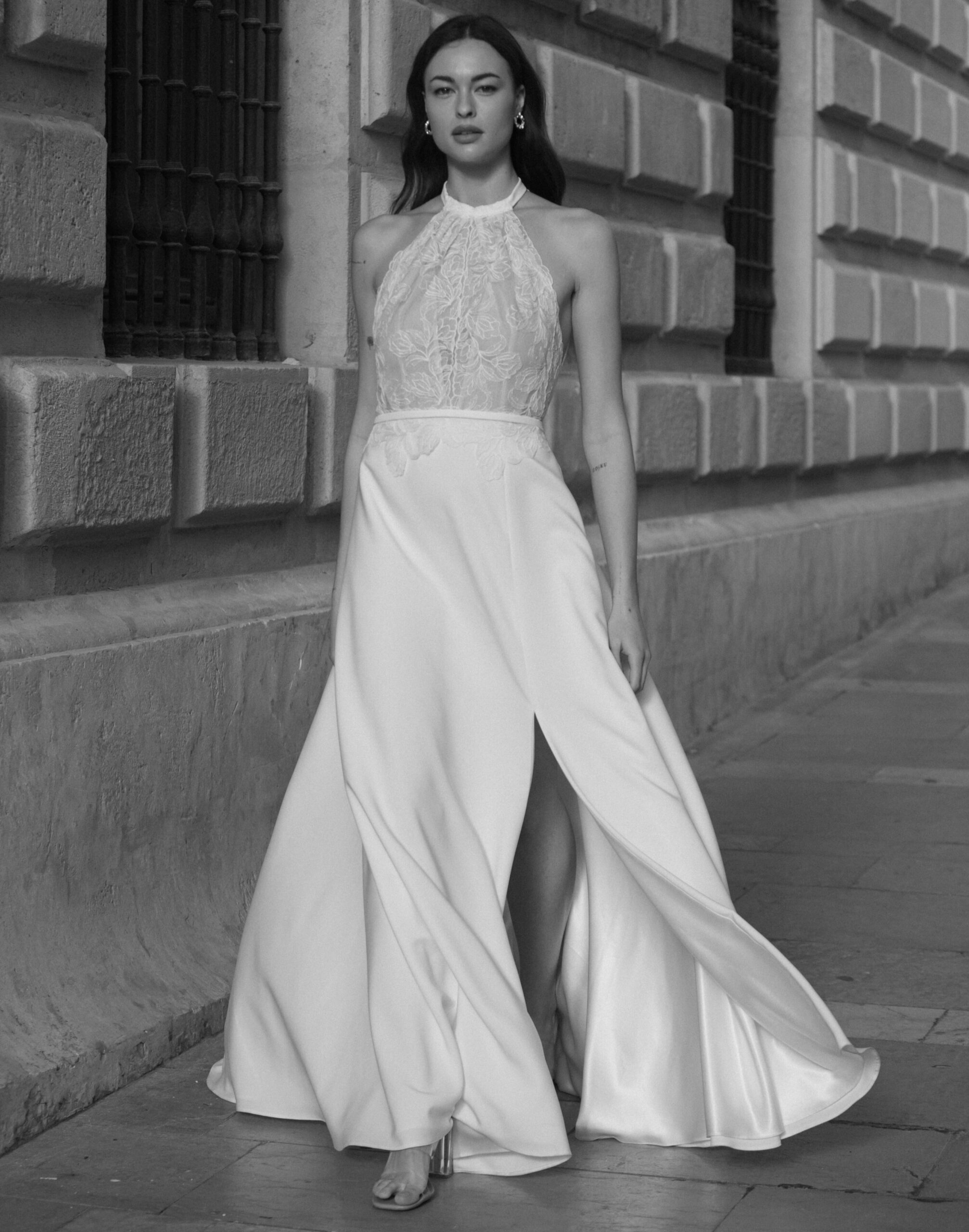 Promesse face Rembo robe de mariée fluide top dentelle encolure americaine jupe crêpe fendue boutique de robes de mariée Paris