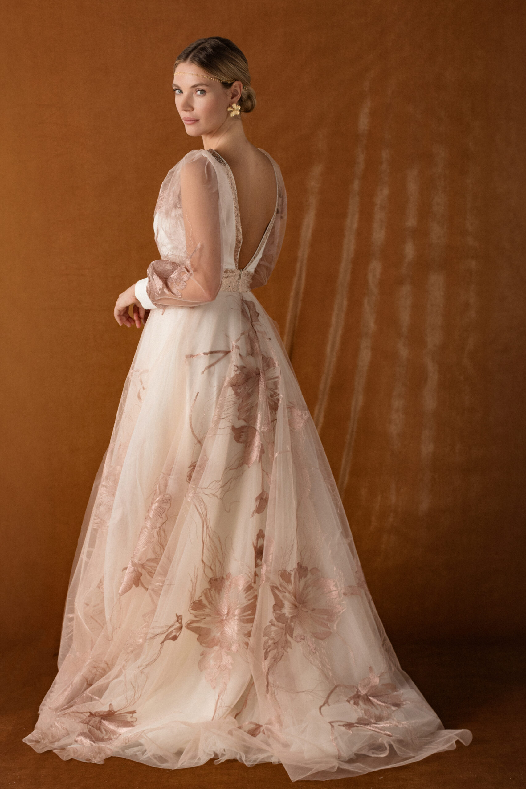 Rebecca dos Elsa Gary robe de mariée A-line trapèze top crêpe décolleté V manches tulle longues jupe évasée organza fleuris dos décolleté V boutique de robes de mariée Annecy