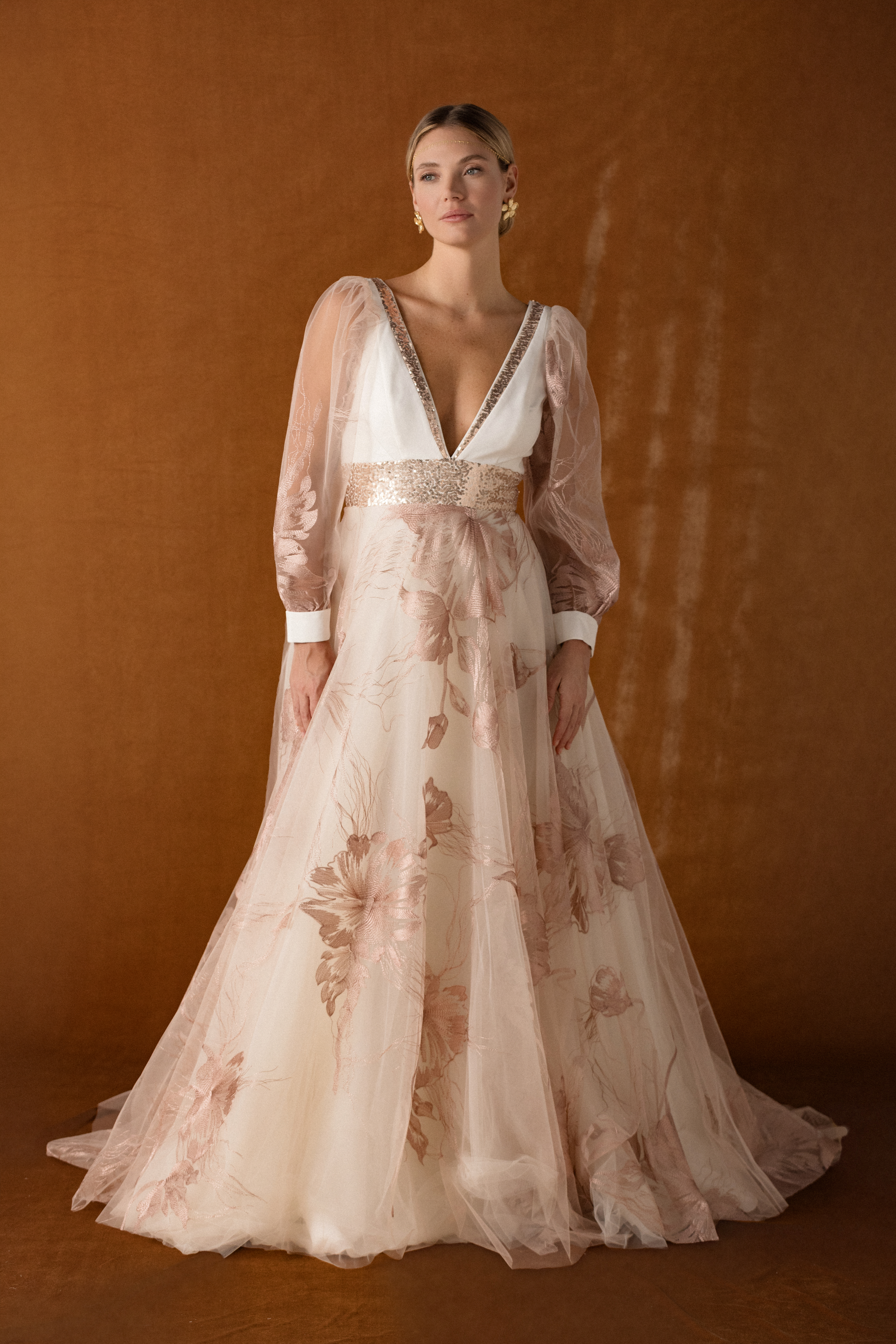 Rebecca face Elsa Gary robe de mariée A-line trapèze top crêpe décolleté V manches tulle longues jupe évasée organza fleuris dos décolleté V boutique de robes de mariée Annecy