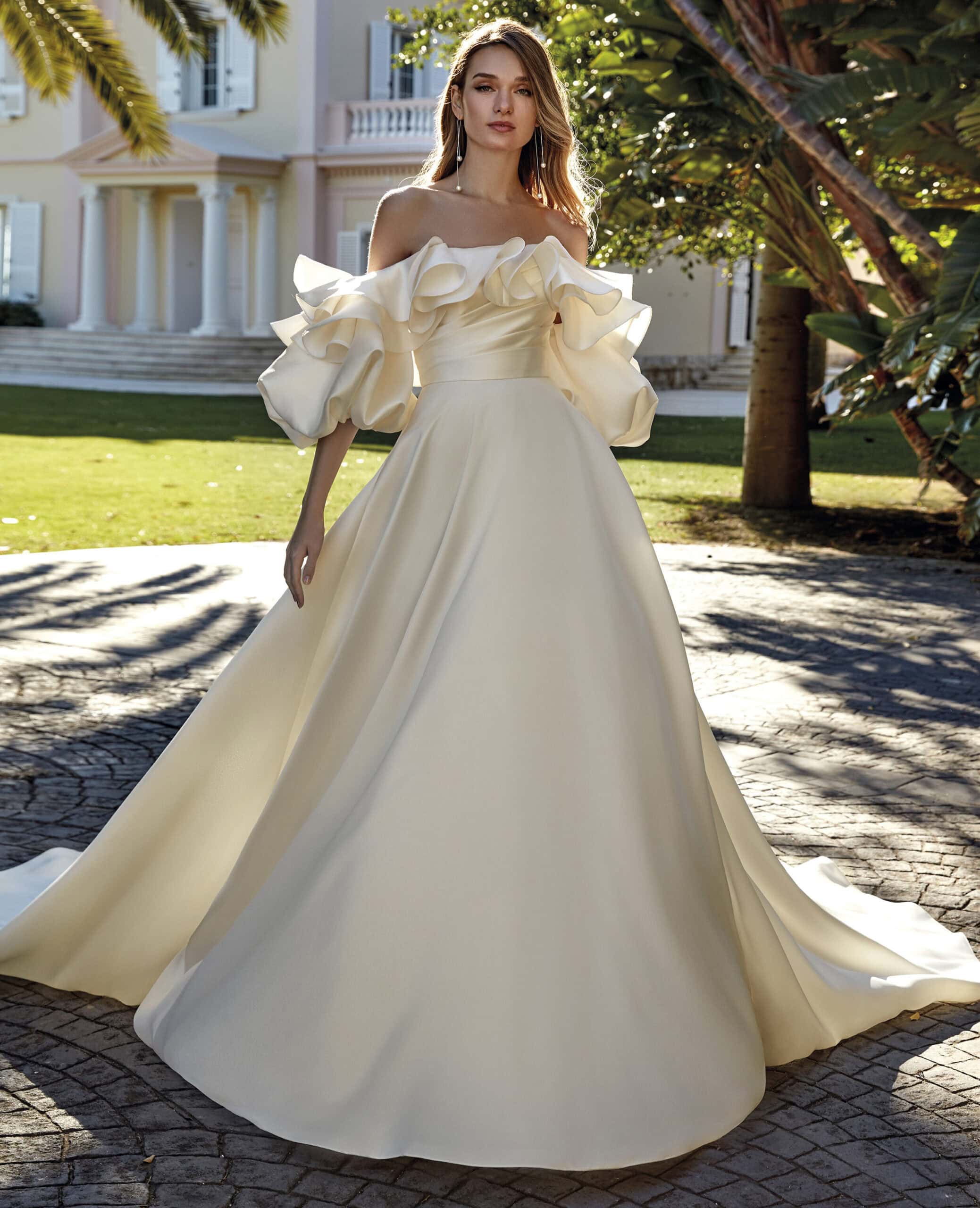 Regina face volants San Patrick robe de mairée princesse mikado satin bustier coeur manches volants traîne boutique de robes de mariée Paris
