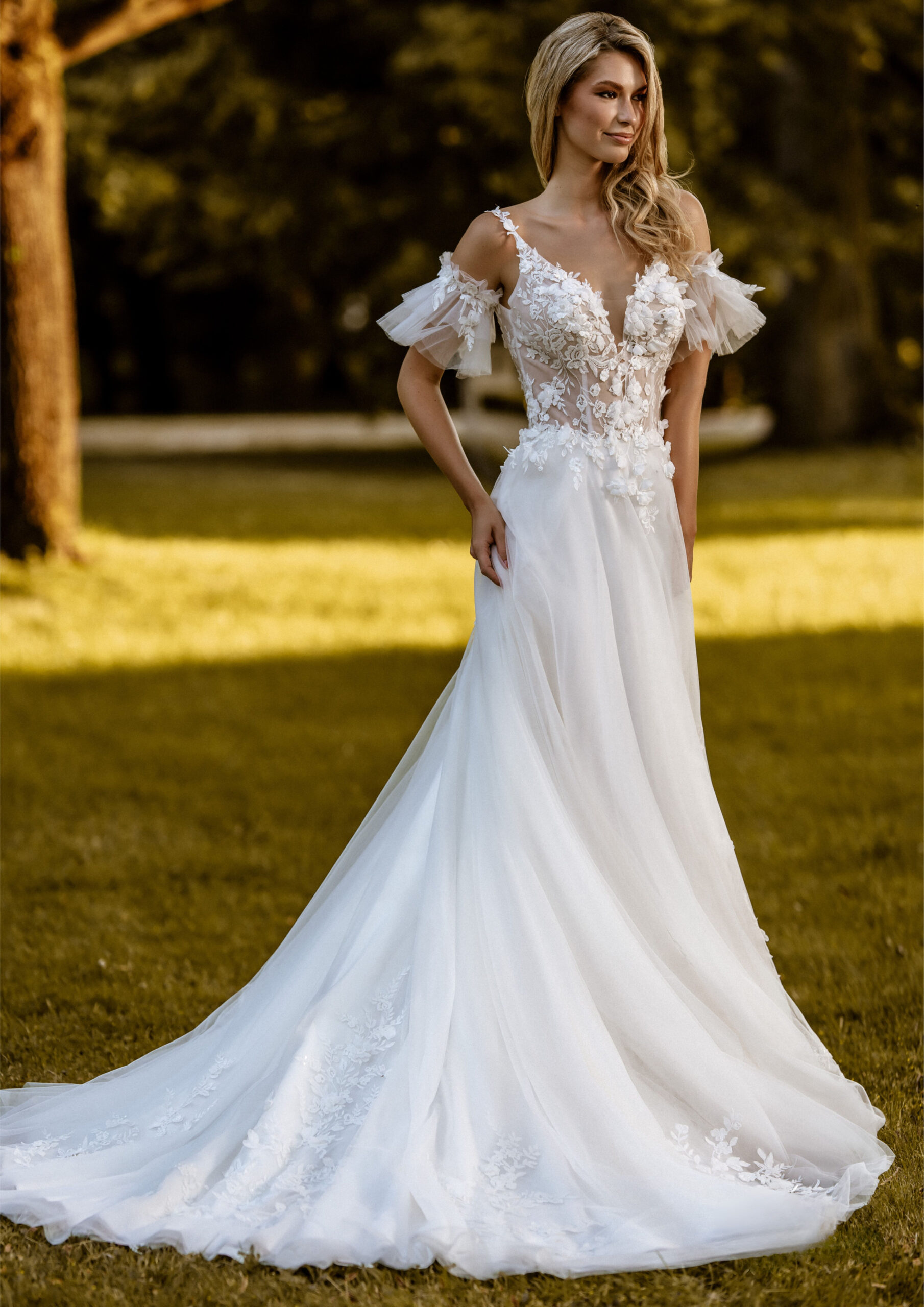 Ruby face MS Moda robe de mariée A-line trapèze tulle dentelle décolleté V bretelles dentelle traîne boutique de robes de mariée Paris