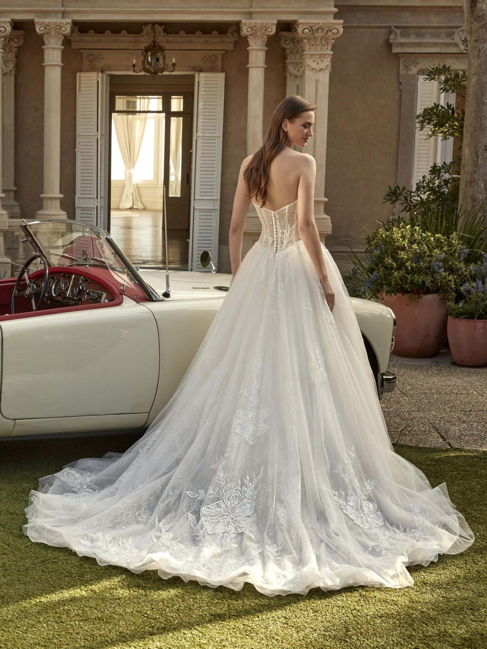 Salima-dos-San-Patrick-robe-de-mariee-princesse-bustier-tulle-dentelle-traine-magasin-de-robes-de-mariee