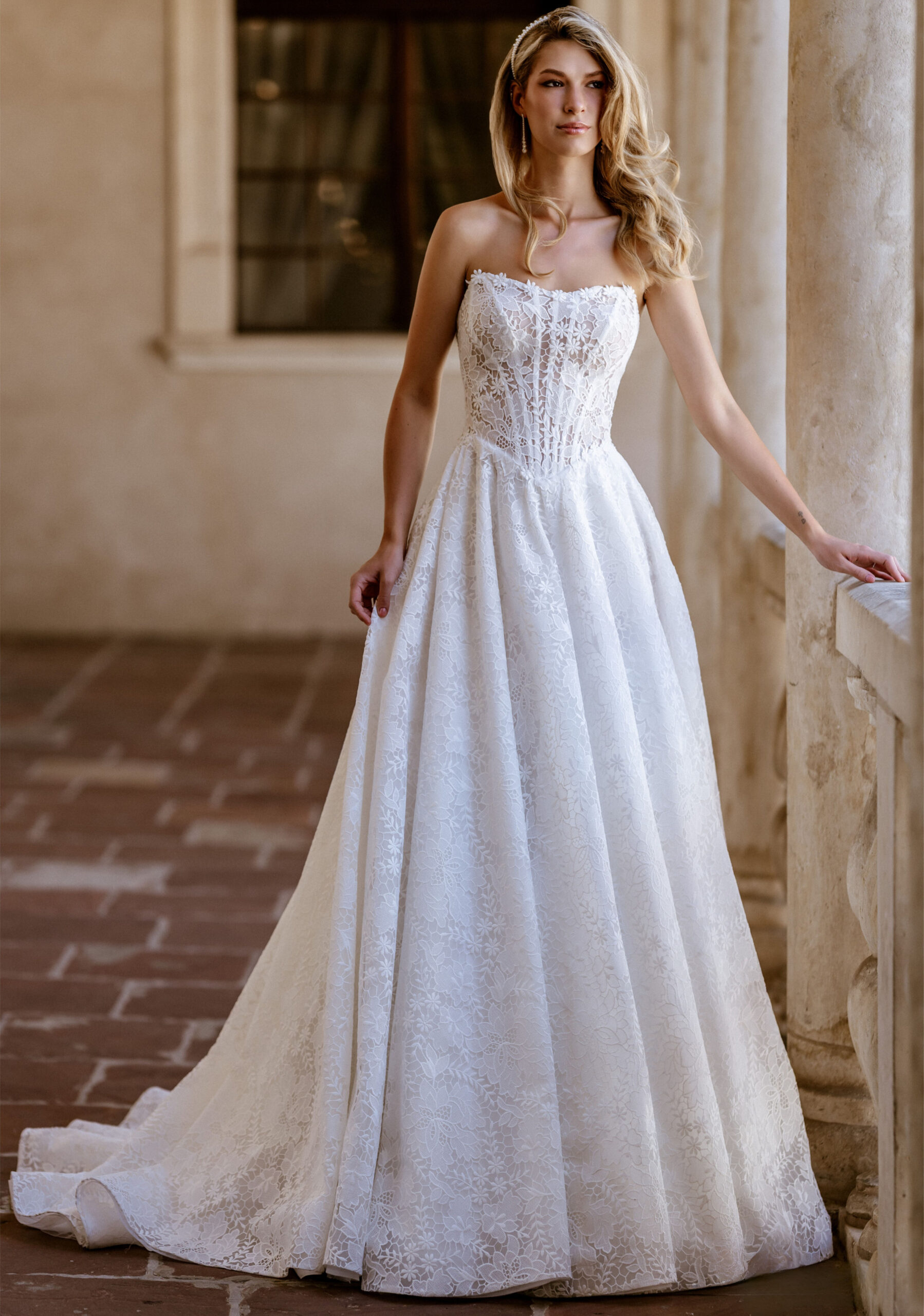 Samantha face MS Moda robe de mariée princesse A-line trapèze guipure bustier pointe vague traîne boutique de robes de mariée Paris Annecy Nogent sur Marne