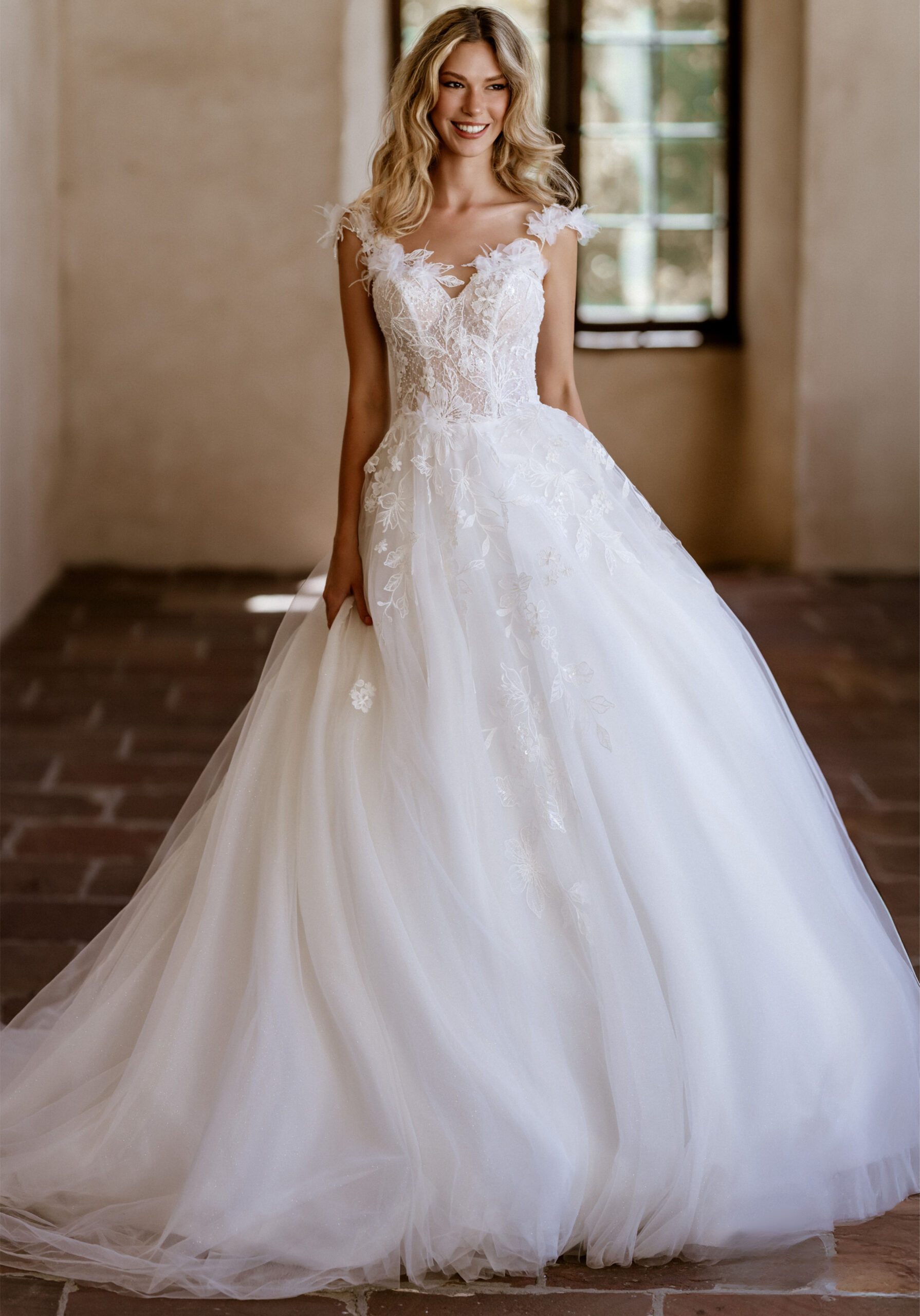 Samara face MS Moda robe de mariée princesse tulle dentelle décolleté V bretelles traîne boutique de robes de mariée Annecy magasin de robes de mariée Nogent sur Marne