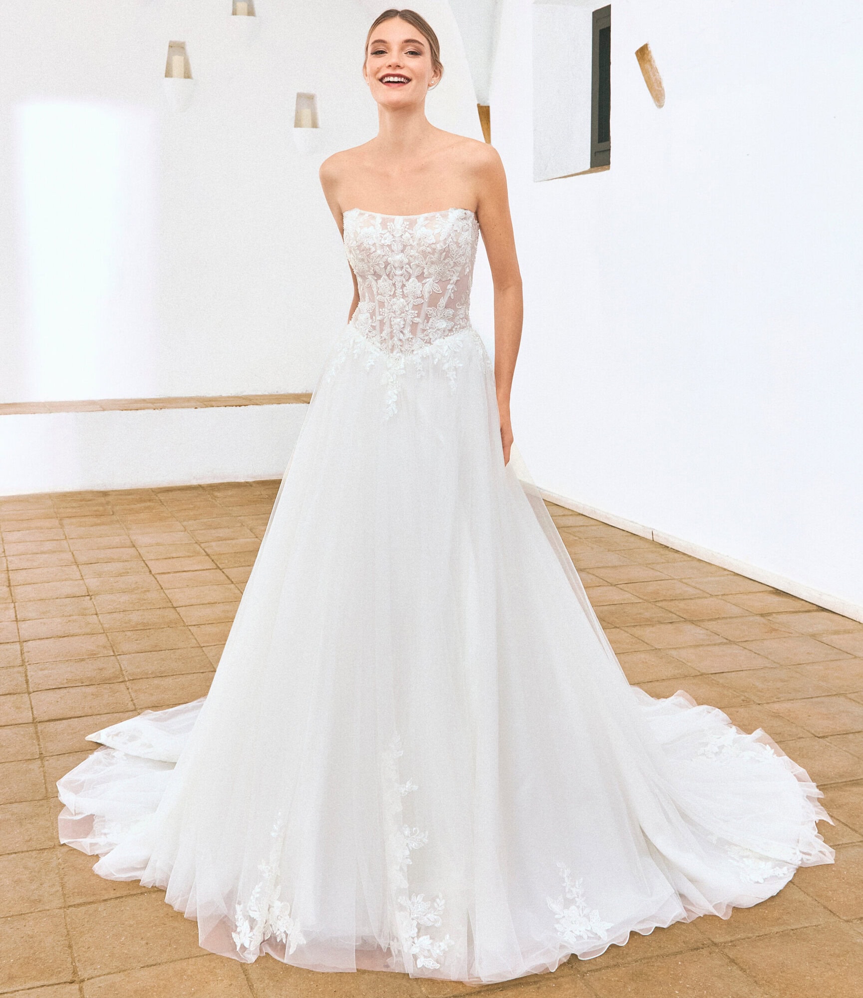 Sampa face White One robe de mariée A-line trapèze tulle bustier droit dentelle traîne bustier pointe boutique de robes de mariée Paris
