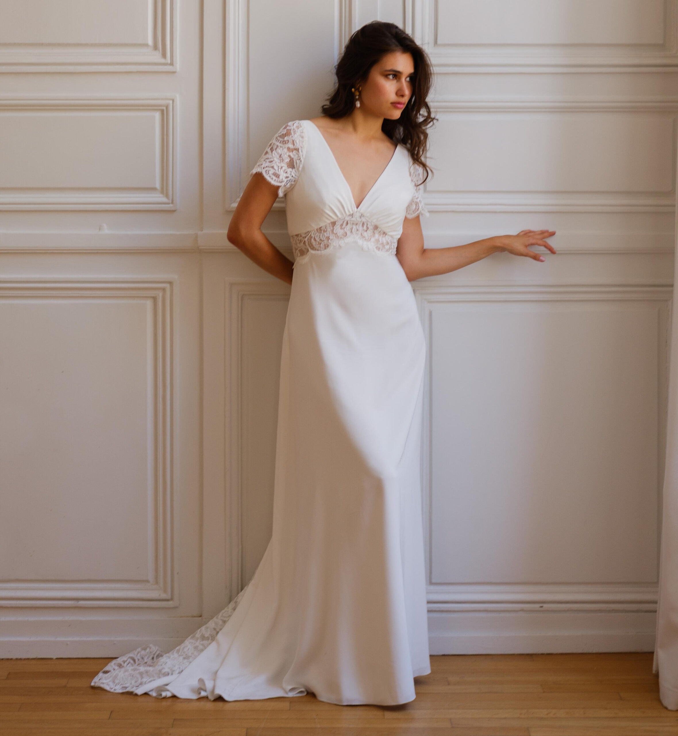 Saturne face Lambert Créations robe de mariée fluide décolleté V manches courtes dentelle dos nu traîne bohême simple boutique de robes de mariée Paris