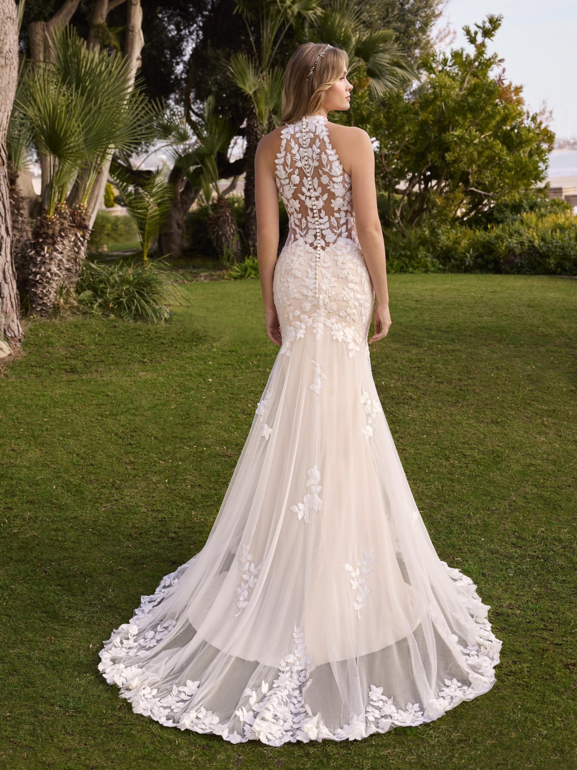 Sedum dos Ladybird robe de mariée sirène dentelle encolure américaine dos transparence dentelle petite traîne dentelle glamour boutique de robes de mariée Annecy
