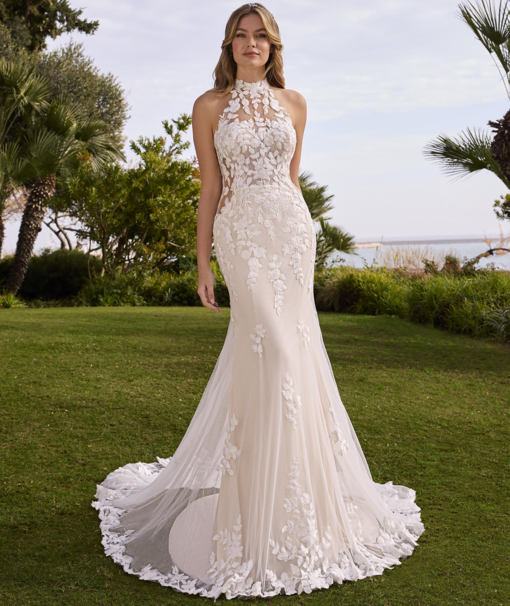 Sedum face Ladybird robe de mariée sirène dentelle encolure américaine dos transparence dentelle petite traîne dentelle glamour boutique de robes de mariée Annecy
